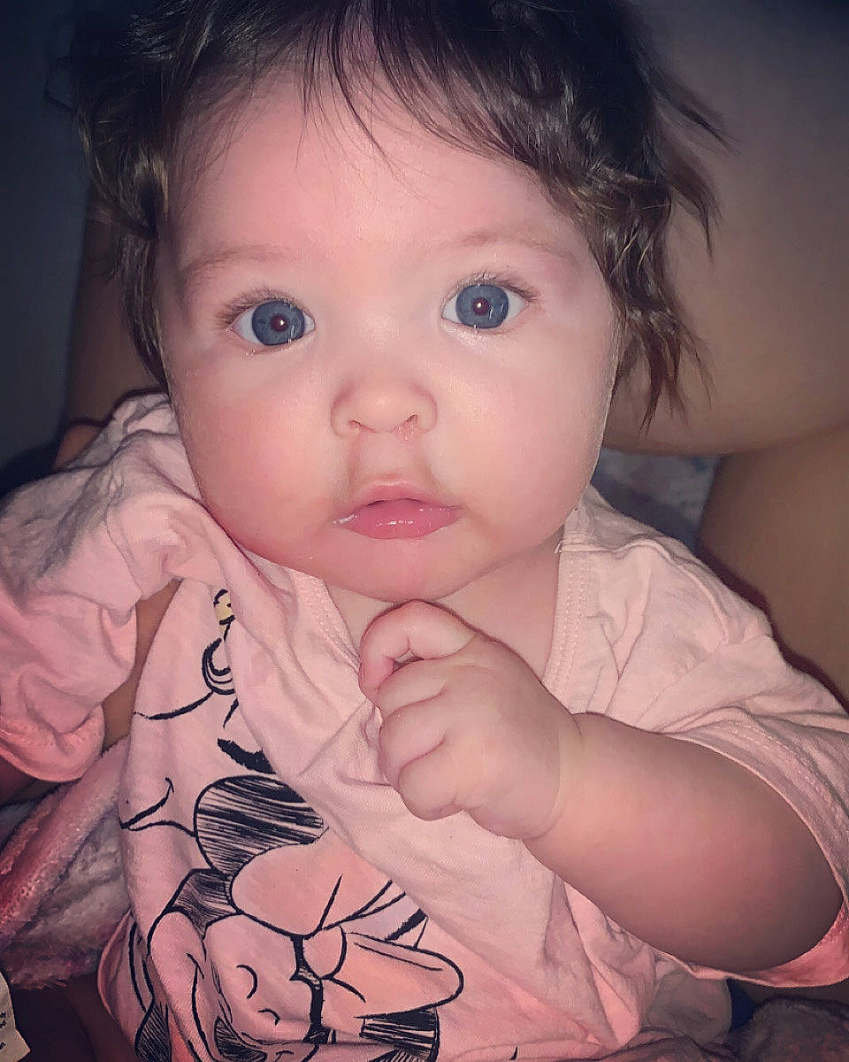 Azalea is registered to the contest to win money with this photo: arm, blue, cheek, chin, ear, eye, eyebrow, eyelash, flash_photography, hair, hairstyle, hand, human_body, lip, mouth, nose, organ, person, shoulder, skin