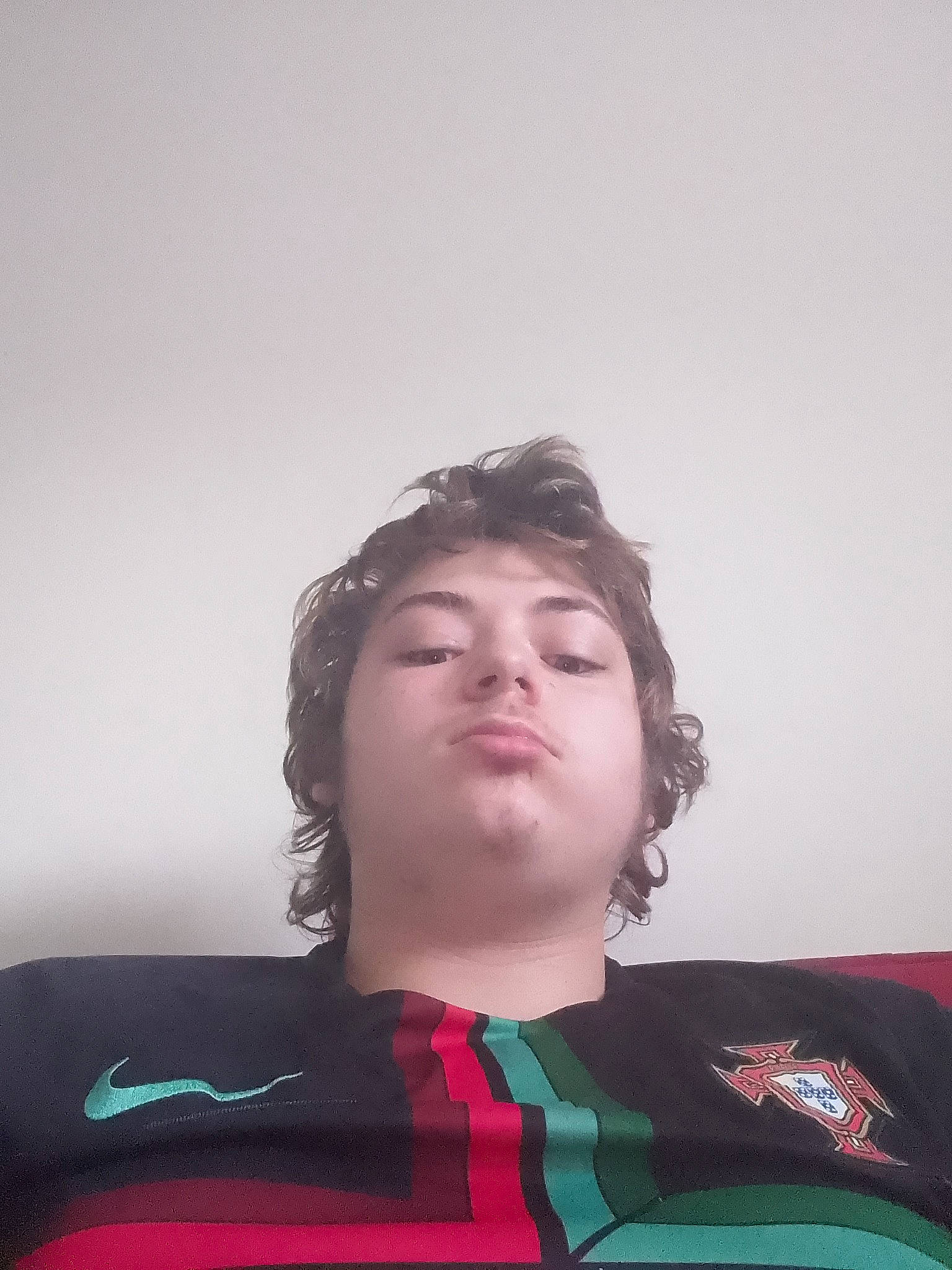 Fabien Mathon participe au concours pour gagner de l'argent avec cette photo : chair, darkness, event, eyebrow, eyewear, fashion_design, flash_photography, forehead, fun, gesture, lip, pattern, person, personal_protective_equipment, portrait, portrait_photography, sitting, uniform