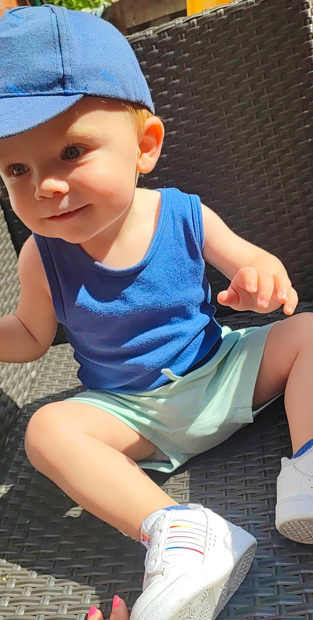 Eliam participe au concours pour gagner de l'argent avec cette photo : baby_toddler_clothing, blue, cap, cool, facial_expression, finger, hairstyle, happy, hat, headwear, joy, knee, leg, leisure, person, photograph, shoe, shorts, smile, sneakers
