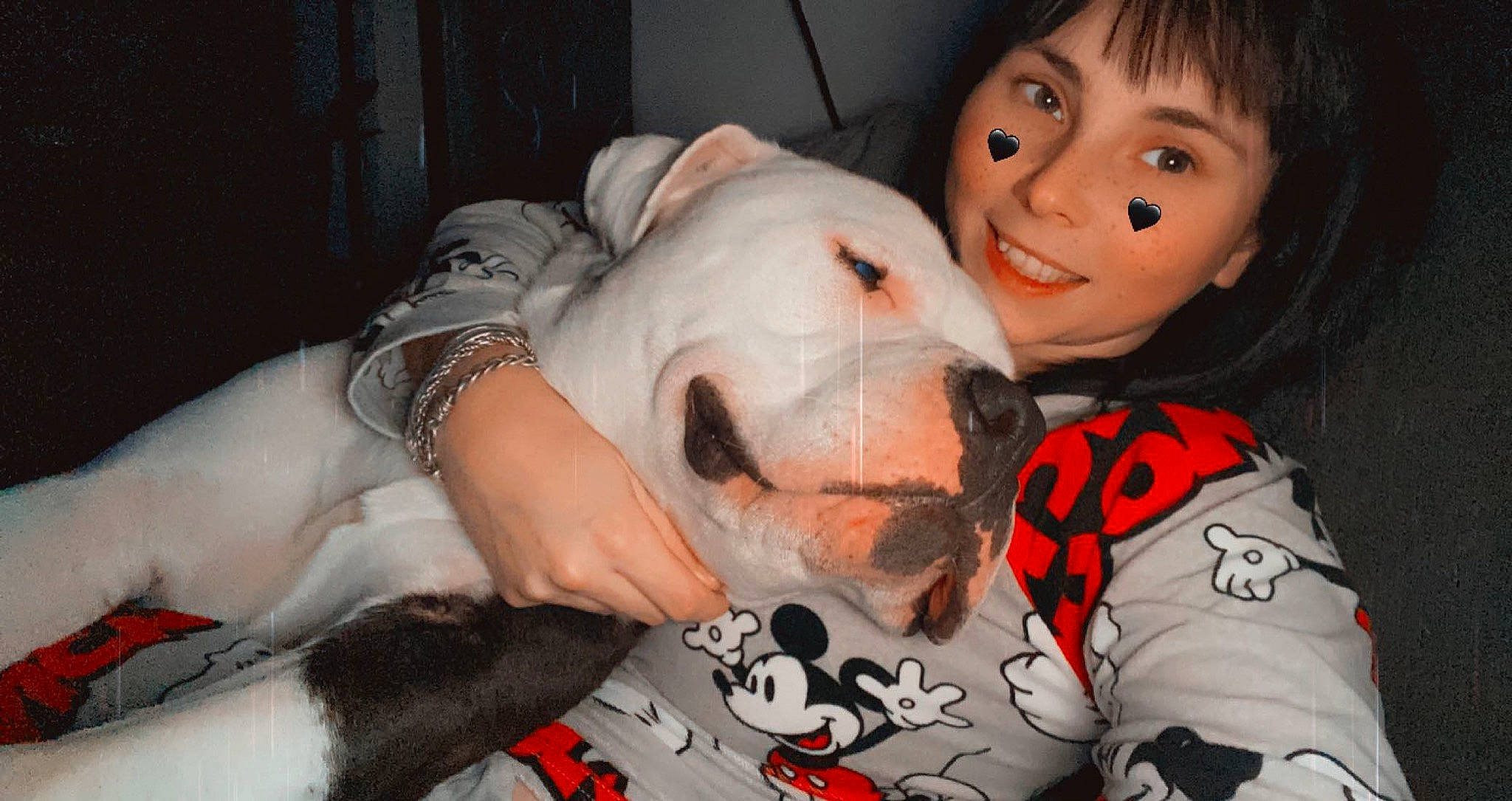 Toby participe au concours pour gagner de l'argent avec cette photo : bangs, black_hair, dog_breed, flesh, humour, love, snout