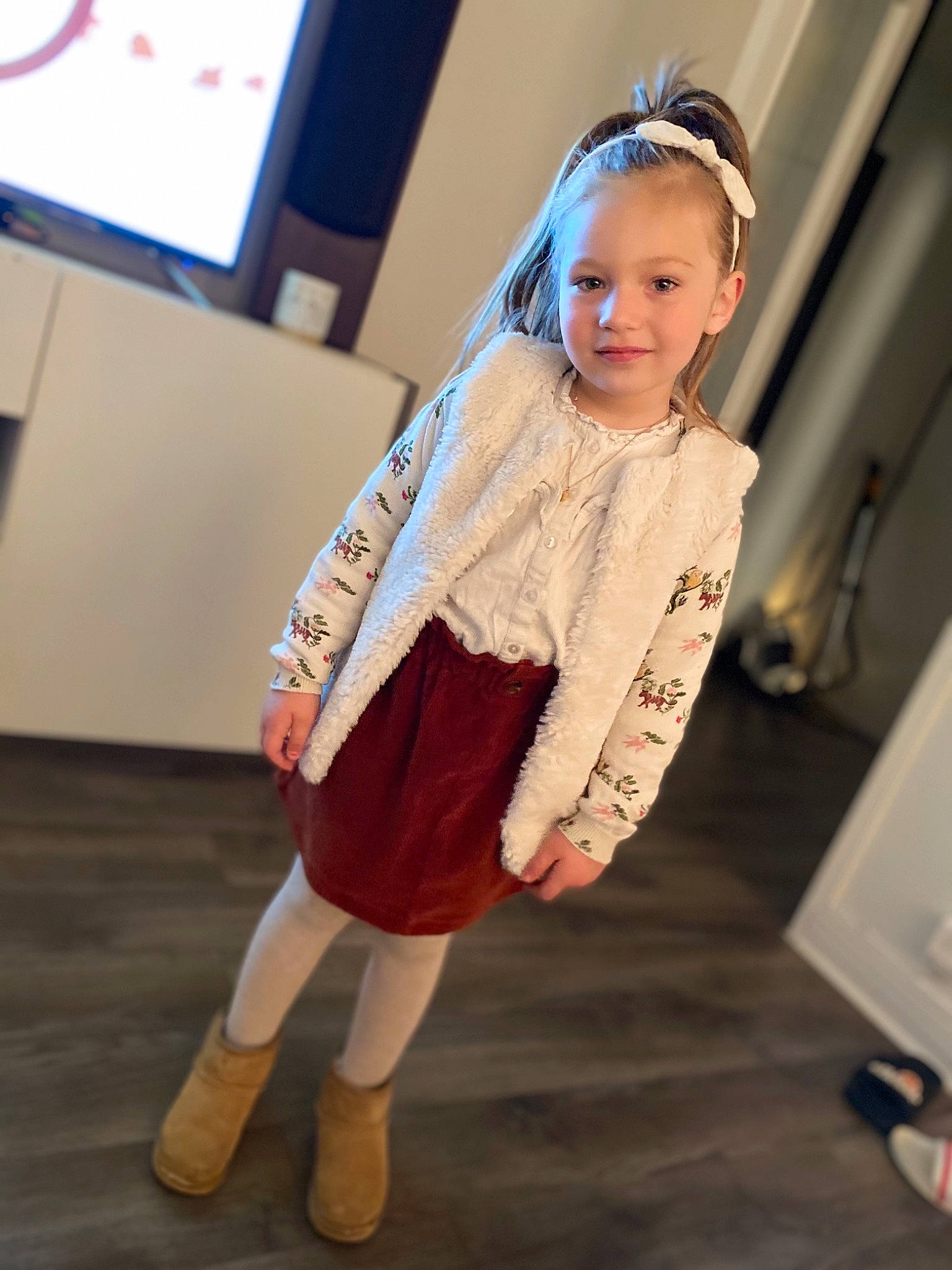 Ambre participe au concours pour gagner de l'argent avec cette photo : blond, electric_blue, event, fashion_accessory, fashion_design, flooring, fun, fur, hair, human_leg, jewellery, joy, knee, person, skin, sleeve, sock, street_fashion, sunglasses, television