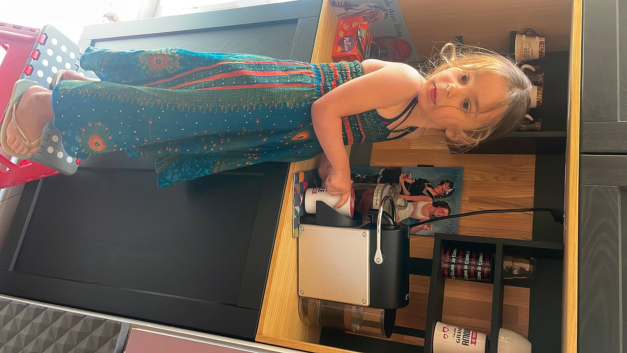 Arya participe au concours pour gagner de l'argent avec cette photo : advertising, art, automotive_design, design, dress, fashion, fashion_accessory, fashion_design, flooring, font, human_leg, machine, pattern, person, retail, room, tire, toy, visual_arts, waist