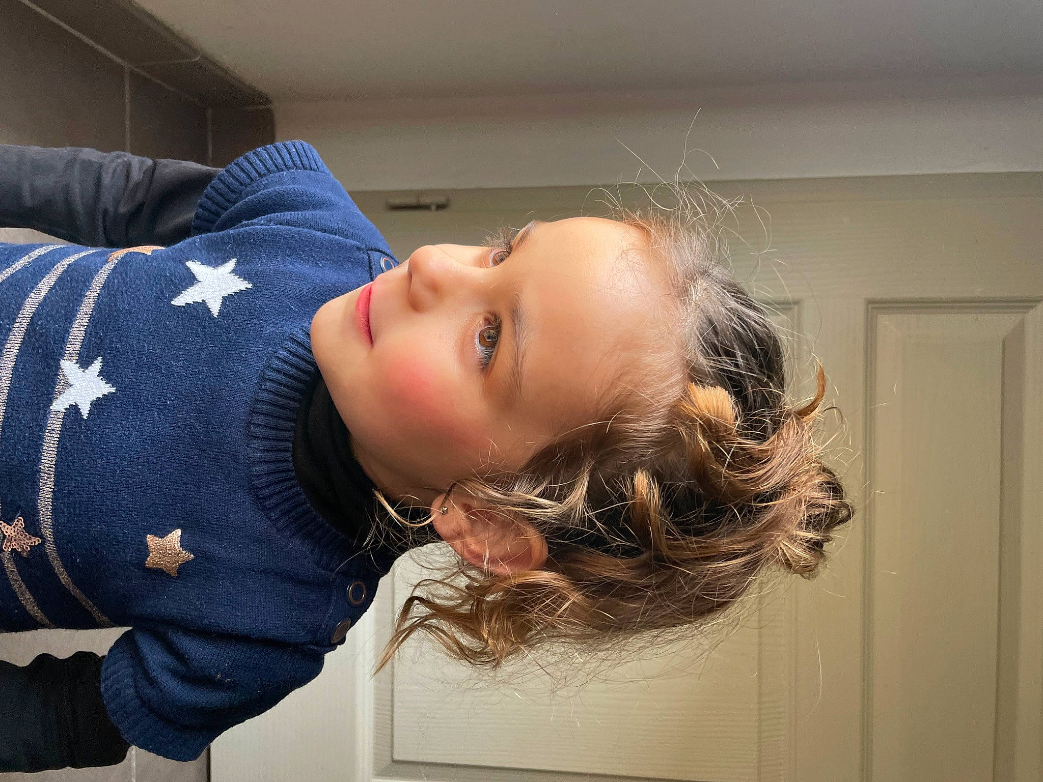 Arya a rejoint le concours — aidez-le/la à gagner de superbes lots ! black_hair, child, comfort, denim, door, elbow, electric_blue, eyelash, flash_photography, fun, fur, hair_coloring, happy, long_hair, neck, person, photo_shoot, portrait_photography, room, sitting