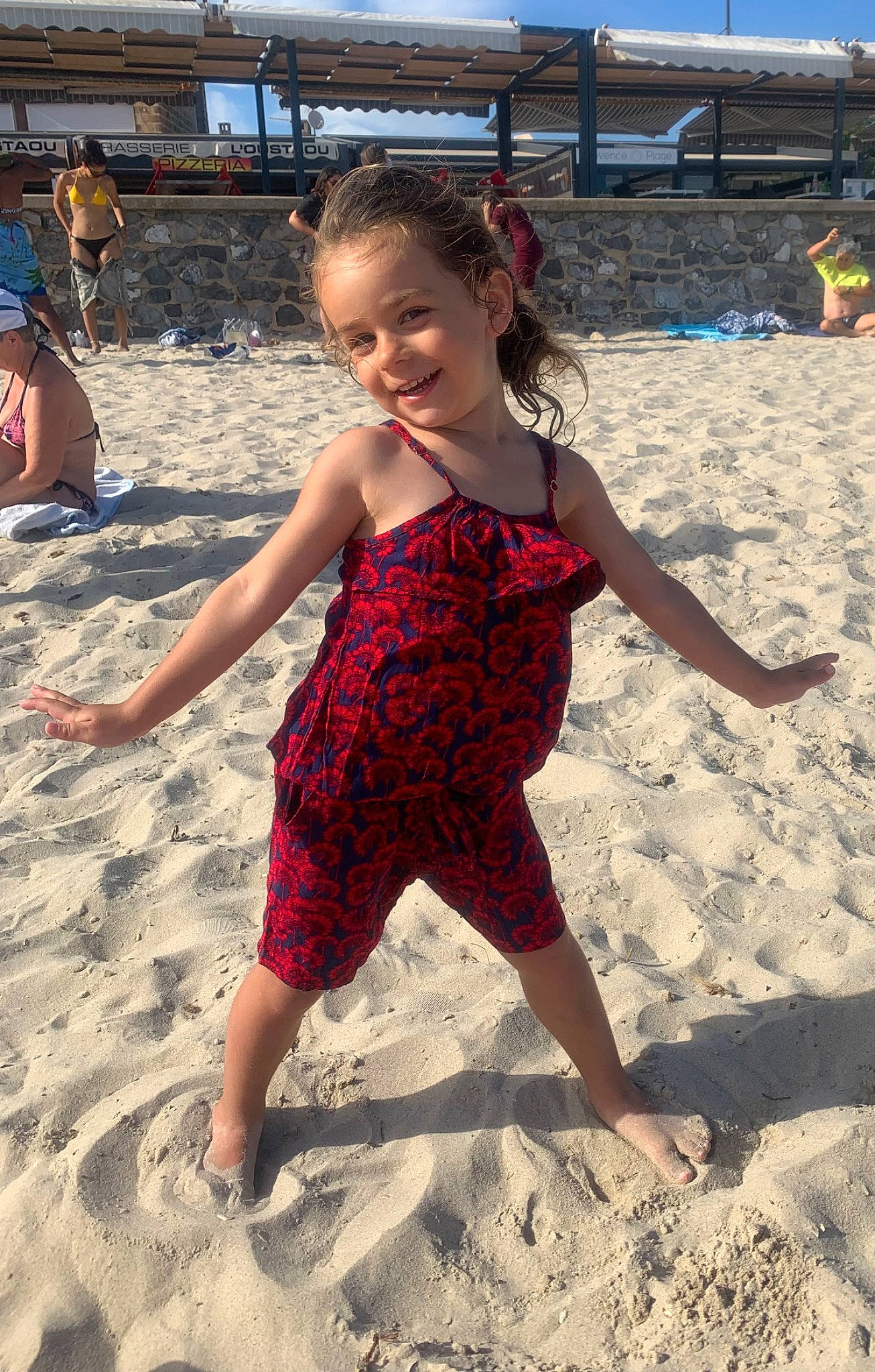 Arya participe au concours pour gagner de l'argent avec cette photo : barefoot, beach, beauty, body_of_water, calf, child, event, foot, fun, hairstyle, happy, human_leg, joy, people_in_nature, people_on_beach, person, sand, shore, smile, summer