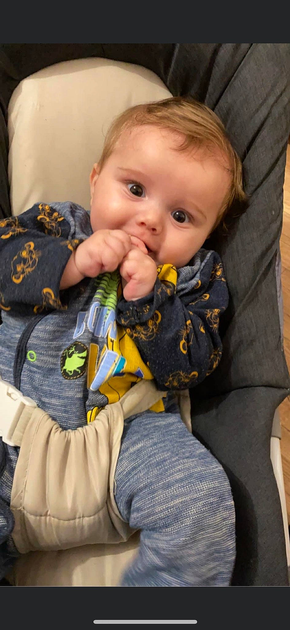 Marco a rejoint le concours — aidez-le/la à gagner de superbes lots ! baby, baby_products, baby_toddler_clothing, cheek, child, comfort, finger, head, lap, nail, nose, outerwear, pattern, person, product, sitting, skin, sleeve, textile, toddler