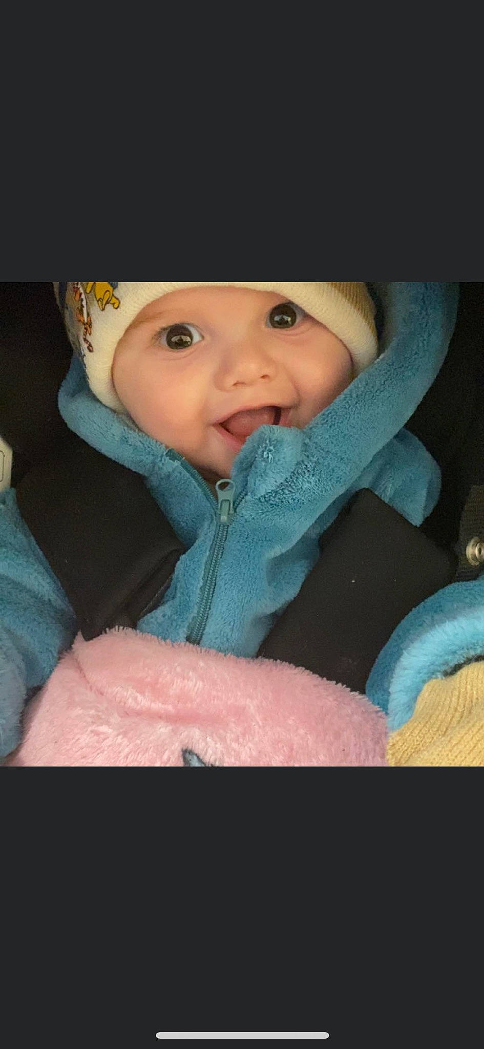 Marco participe au concours pour gagner de l'argent avec cette photo : baby, baby_carriage, baby_products, baby_toddler_clothing, cheek, chin, comfort, eyebrow, eyelash, finger, fun, gesture, happy, headwear, iris, lip, mouth, nose, person, skin