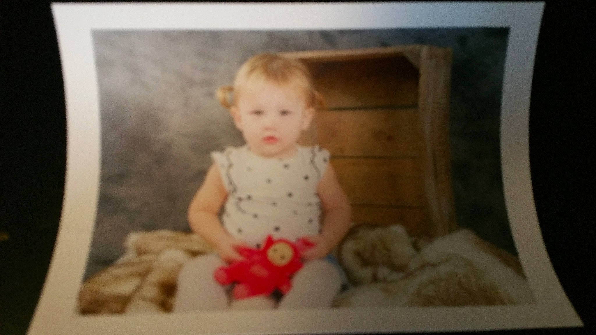 Selena a rejoint le concours — aidez-le/la à gagner de superbes lots ! art, baby, cheek, child, dress, person, photograph, photography, picture_frame, portrait, room, toddler