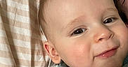 Gaël participe au concours pour gagner de l'argent avec cette photo : adorable, baby, bedding, bib, blanket, cheek, close_up, cuddling, ear, eye, face, hair, home, infant, person, pillow, portrait, skin, smile, soft_texture