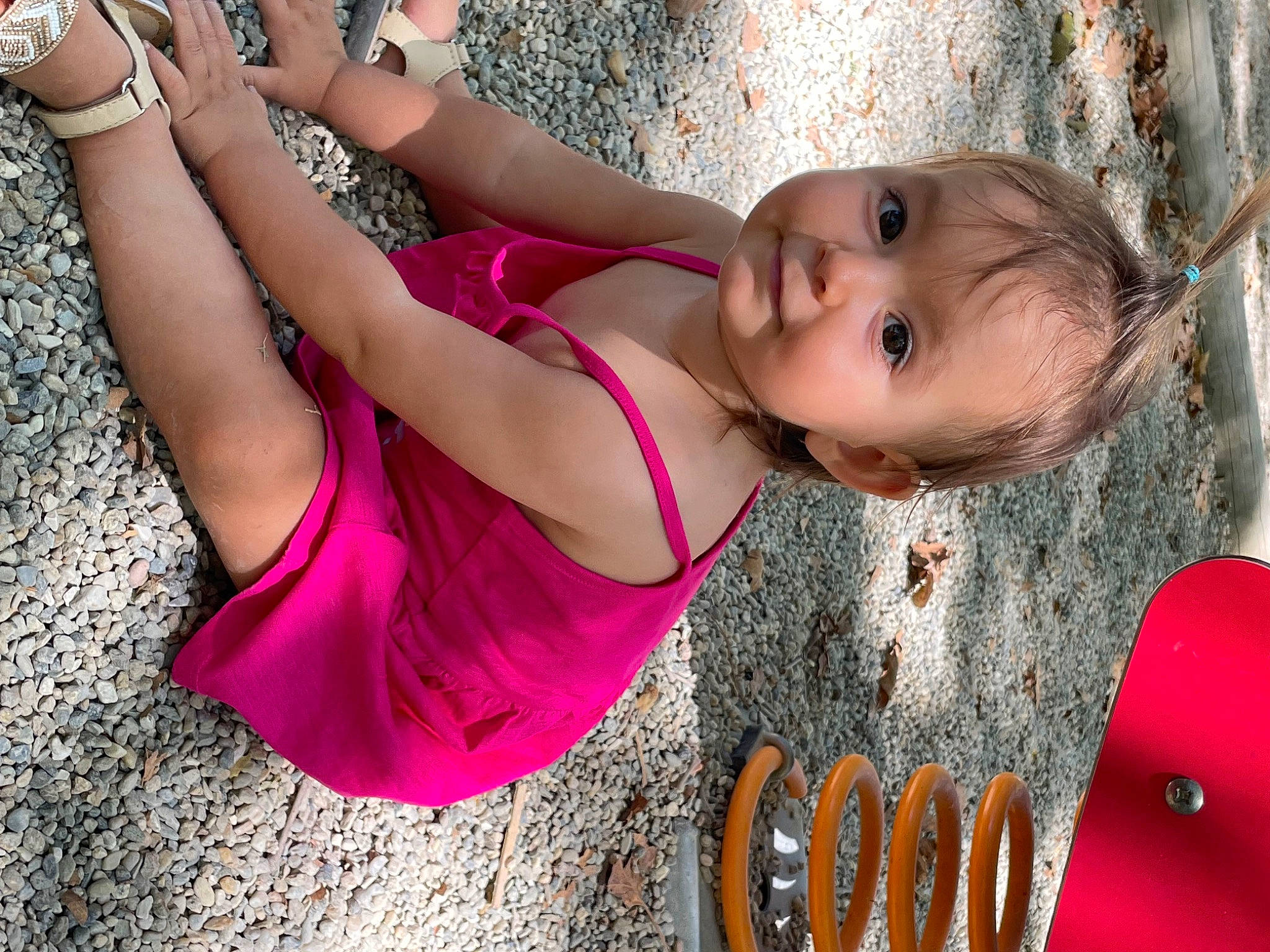 Manon a rejoint le concours — aidez-le/la à gagner de superbes lots ! balloon, chest, elbow, finger, flash_photography, fun, grass, happy, human_leg, jewellery, leisure, lip, magenta, pattern, people_in_nature, person, pink, red, thigh, toddler