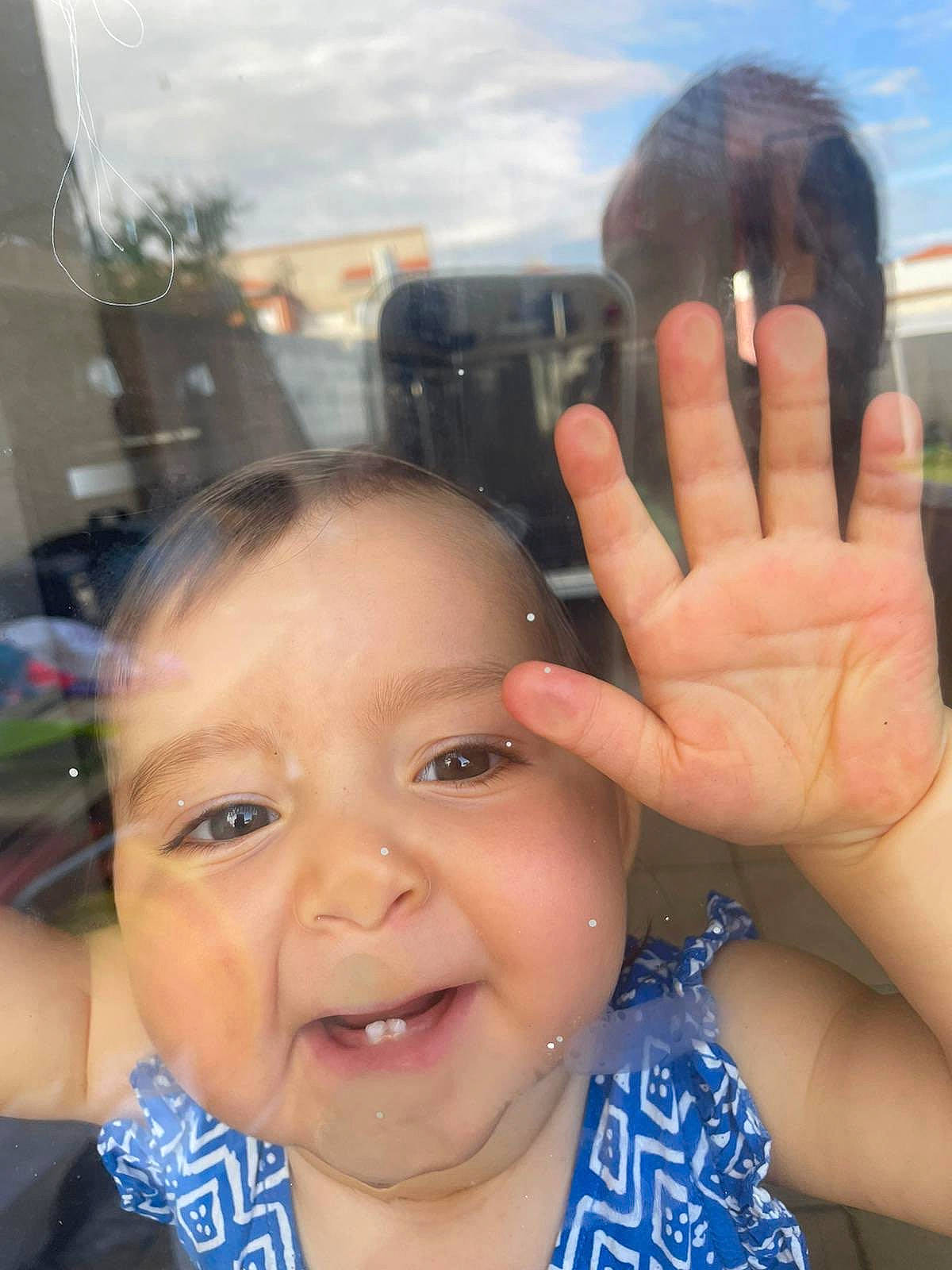 Manon participe au concours pour gagner de l'argent avec cette photo : baby, baby_toddler_clothing, beauty, cheek, chin, cloud, cool, face, finger, fun, gesture, hairstyle, happy, leisure, nose, person, skin, sky, smile, thumb