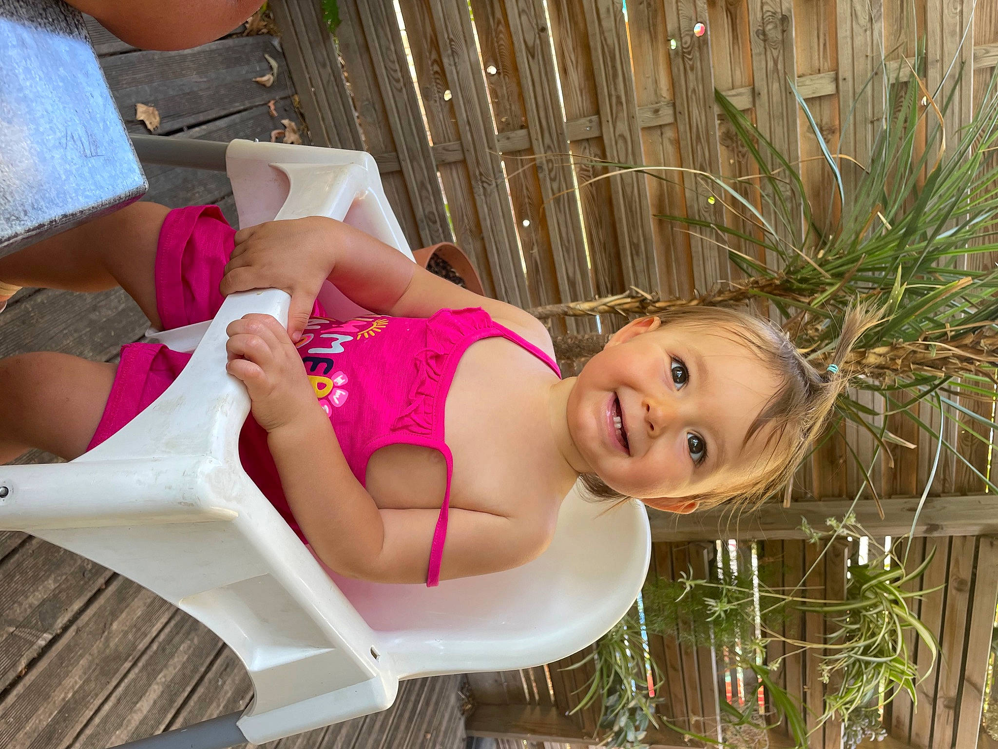 Manon participe au concours pour gagner de l'argent avec cette photo : abdomen, blond, brown_hair, chest, foot, grass, happy, human_leg, joy, leisure, long_hair, magenta, people_in_nature, person, pink, plant, skin, smile, swimwear, thigh