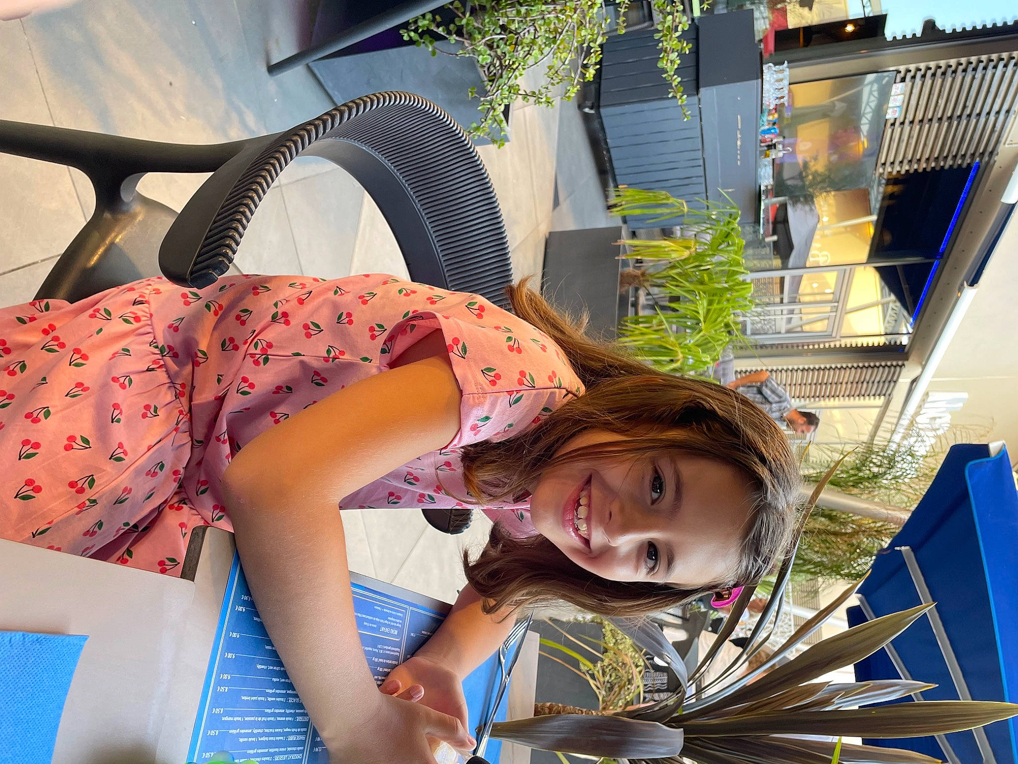 Eleana a rejoint le concours — aidez-le/la à gagner de superbes lots ! blue, child, daytime, eyewear, fashion_accessory, fun, happy, human_leg, joy, leisure, luggage_and_bags, person, room, sandal, selfie, sitting, smile, summer, thigh, tourism