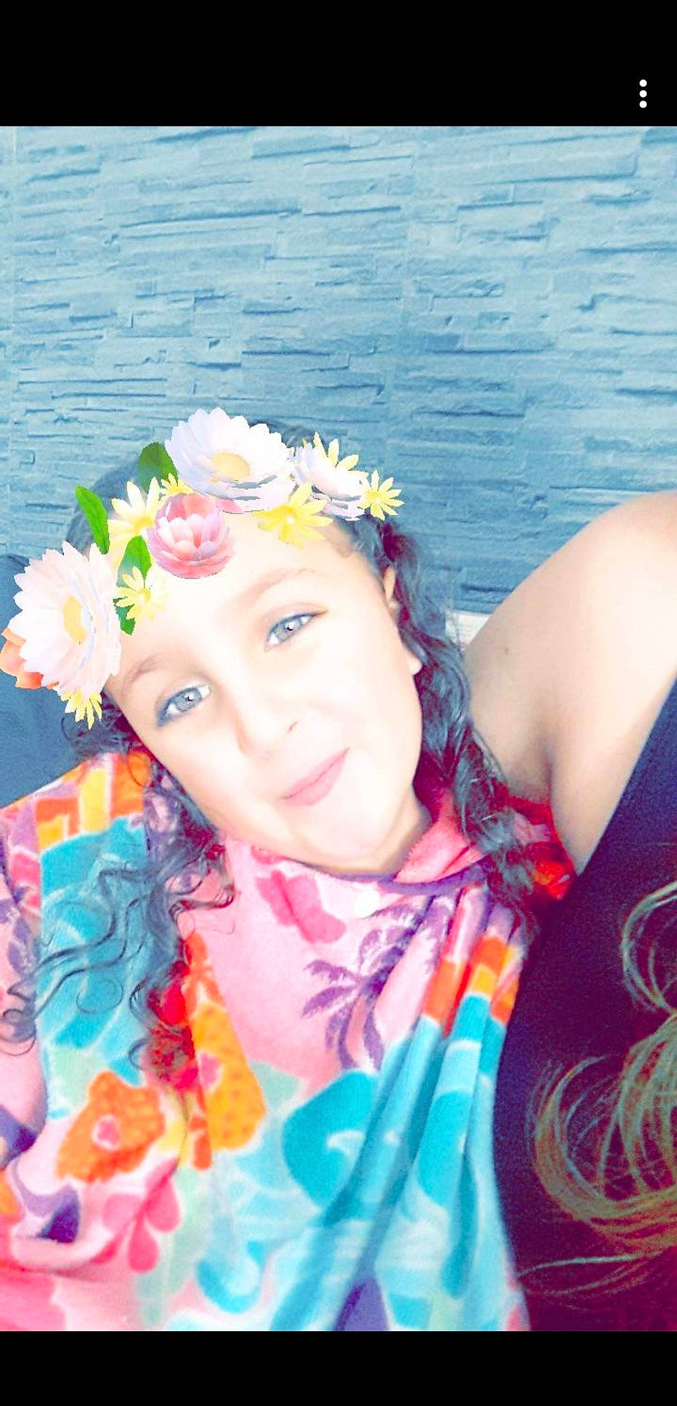 Naïla a rejoint le concours — aidez-le/la à gagner de superbes lots ! beauty, fashion_accessory, hair_accessory, happy, headgear, lei, person, photography, pink, smile, summer