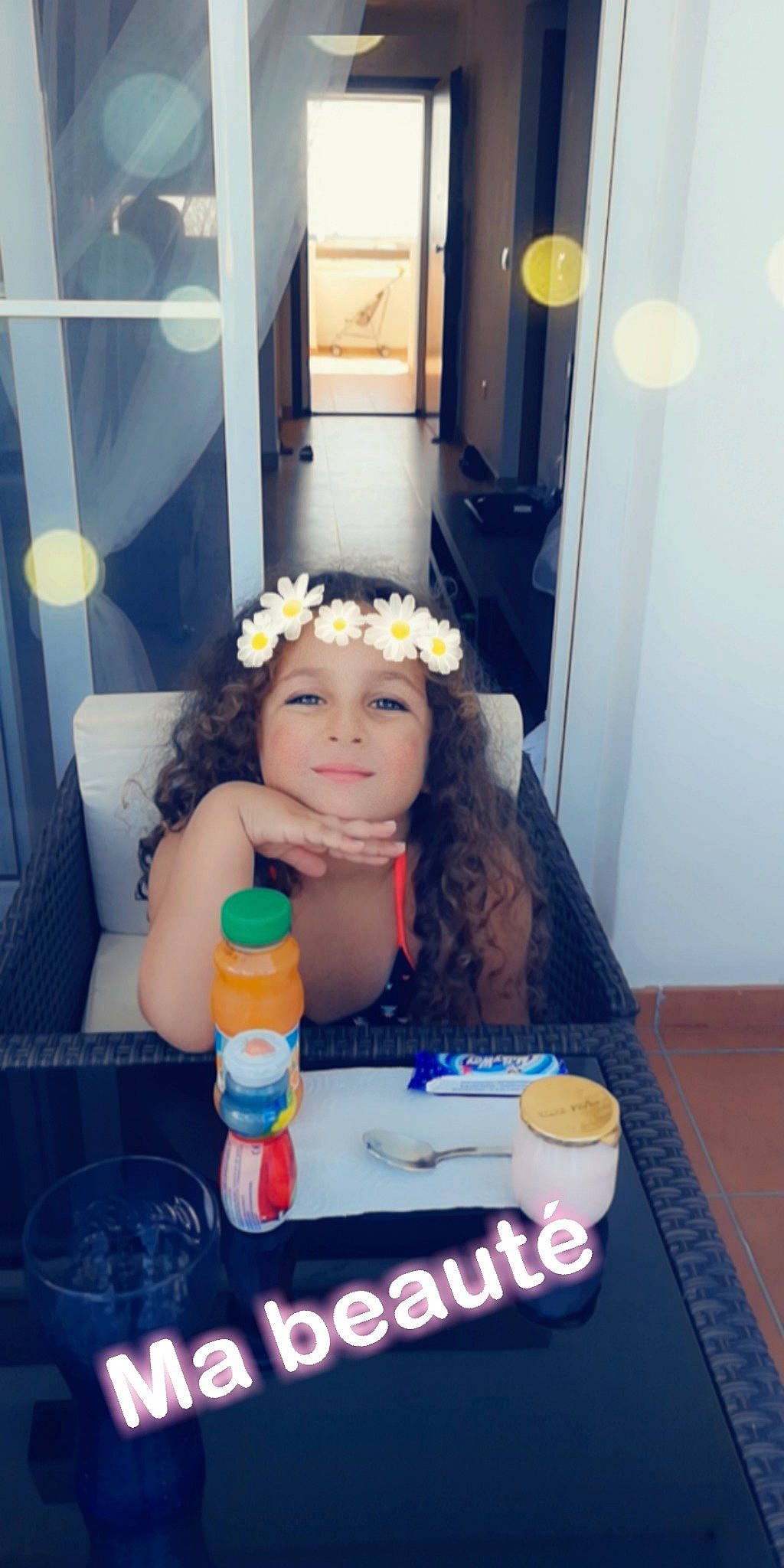 Naïla participe au concours pour gagner de l'argent avec cette photo : child, fun, head, headgear, headwear, person, photography, selfie, skin, toddler, toy