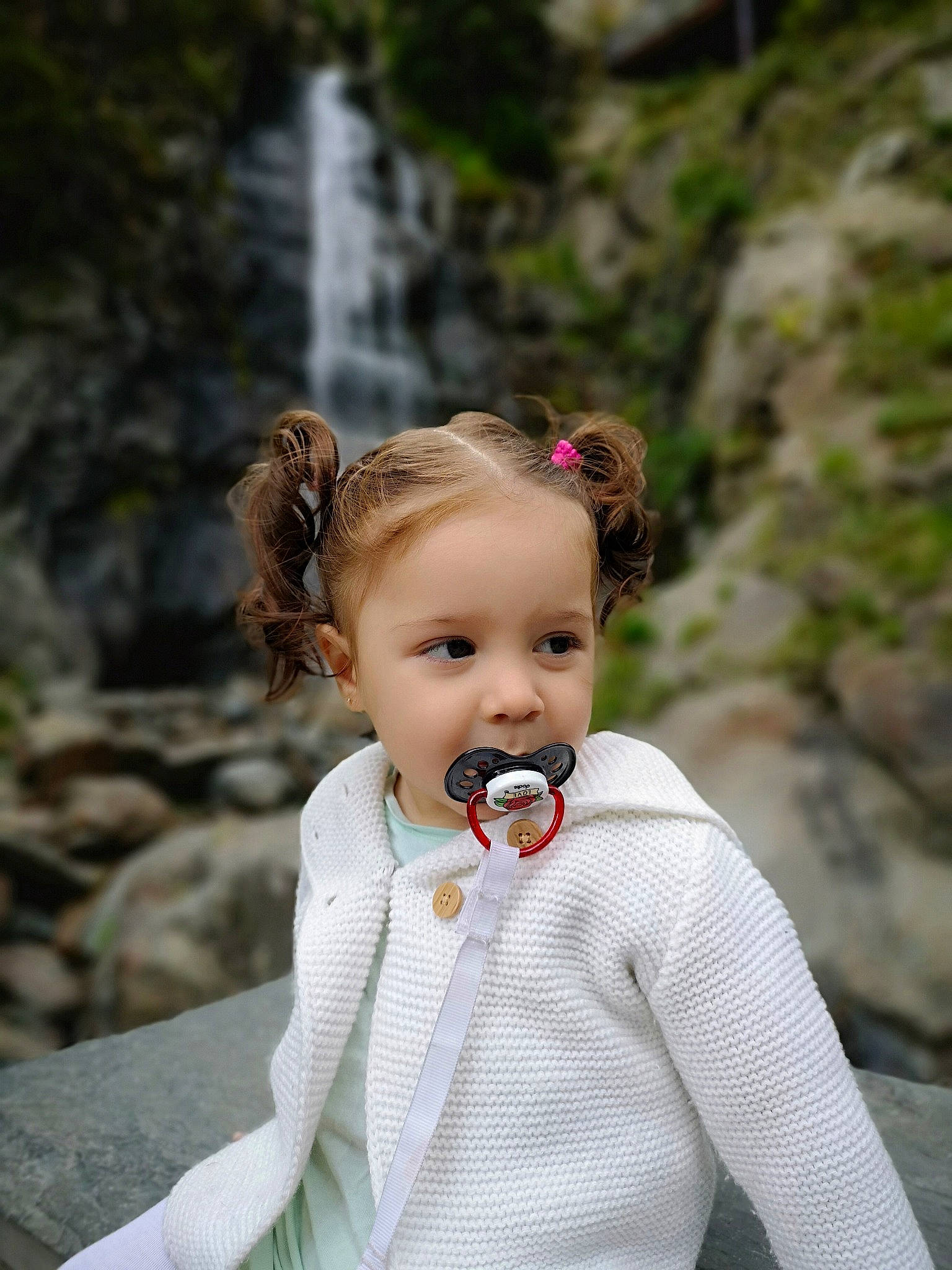 Ayana a rejoint le concours — aidez-le/la à gagner de superbes lots ! baby, cheek, child, child_model, dress, eye, flower, iris, lip, neck, nose, people, person, photography, plant, toddler, tourism, vacation, white
