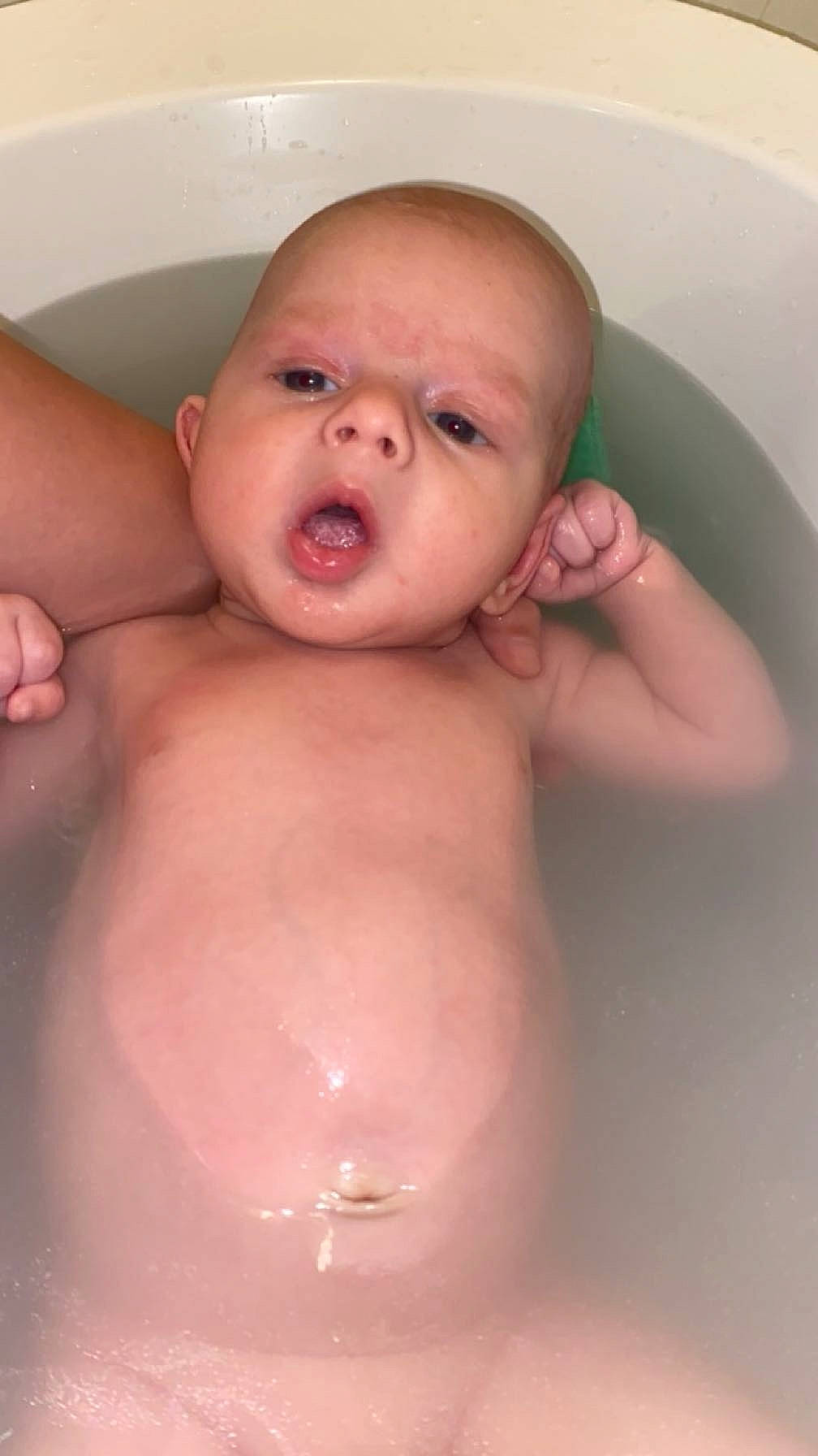 Moreno participe au concours pour gagner de l'argent avec cette photo : abdomen, baby, baby_bathing, bathing, bathtub, cheek, chest, eyelash, finger, human_body, iris, jaw, lip, neck, nose, person, skin, stomach, thumb, toddler