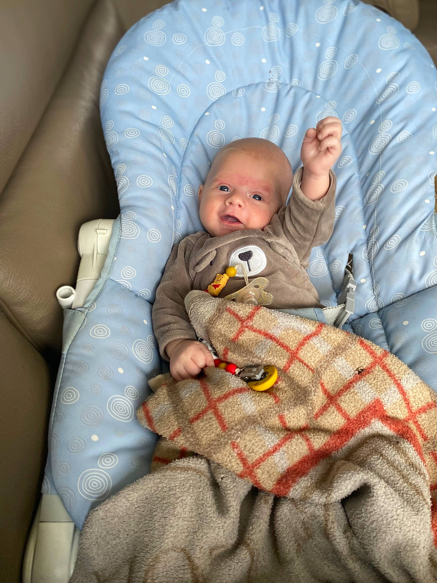 Moreno a rejoint le concours — aidez-le/la à gagner de superbes lots ! baby, baby_carriage, baby_products, baby_sleeping, baby_toddler_clothing, bedtime, chair, cheek, child, comfort, eye, facial_expression, lap, linens, mouth, person, sitting, skin, sleeve, textile