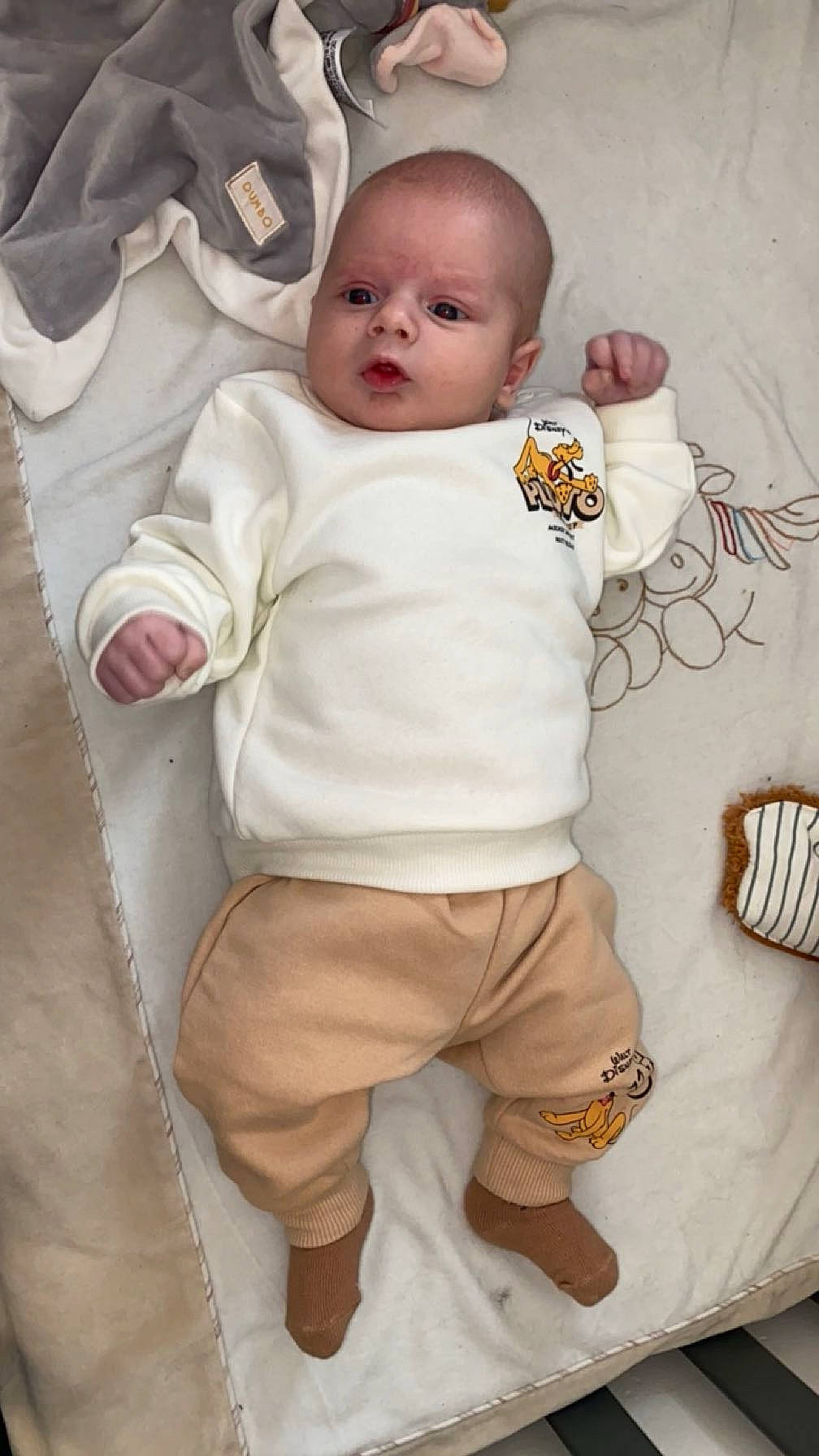 Moreno participe au concours pour gagner de l'argent avec cette photo : abdomen, baby, baby_products, baby_toddler_clothing, cheek, child, comfort, flooring, gesture, happy, head, kitchen_utensil, knee, linens, pattern, person, sleeve, stomach, t_shirt, toddler