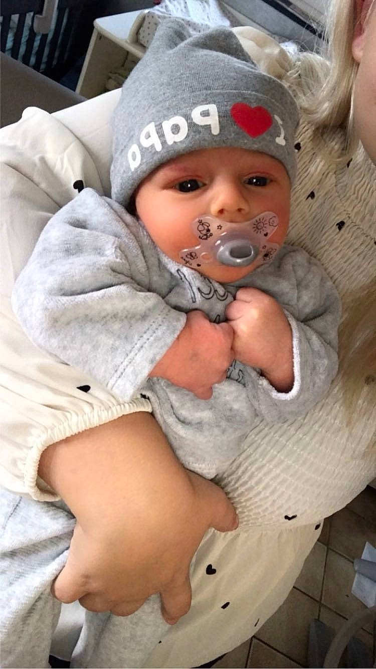 Moreno a rejoint le concours — aidez-le/la à gagner de superbes lots ! baby, baby_products, baby_toddler_clothing, beanie, cap, cheek, child, comfort, eyelash, fashion_accessory, headgear, headwear, iris, knit_cap, linens, lip, person, sitting, skin, sleeve