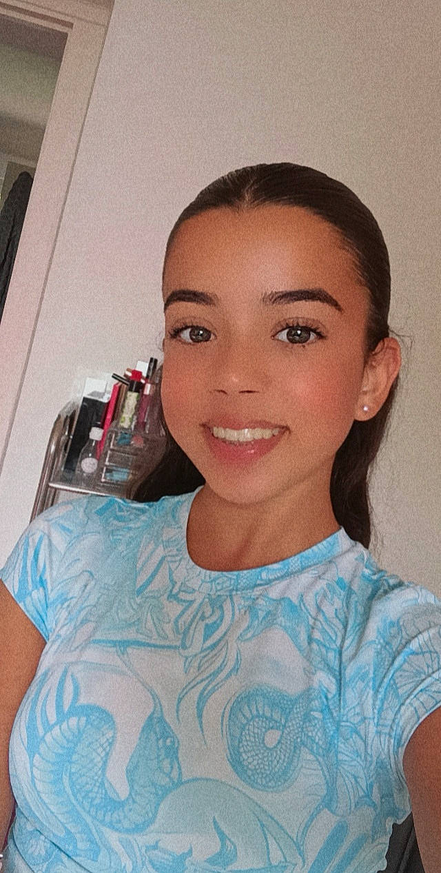 Sara participe au concours pour gagner de l'argent avec cette photo : black_hair, cheek, chest, chin, eye, eyebrow, eyelash, forehead, happy, iris, jaw, joy, lip, long_hair, makeover, neck, nose, person, shoulder, skin