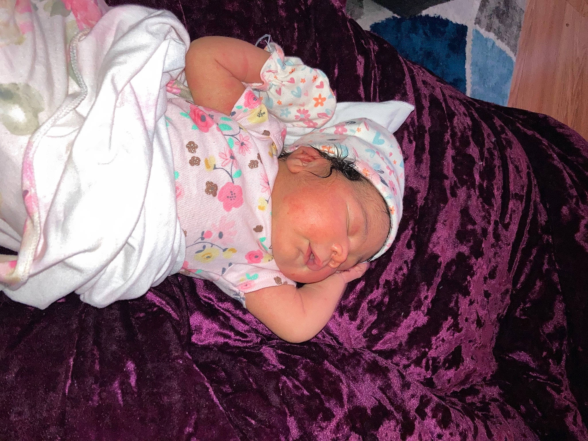 Amor is registered to the contest to win money with this photo: baby, baby_toddler_clothing, child, comfort, eye, headgear, headwear, human_body, leg, magenta, pattern, person, pink, plant, purple, skin, sleeve, textile, thigh, toddler