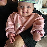 Hanaé participe au concours pour gagner de l'argent avec cette photo : adult, baby, child, cozy, crown, cute, face, family, hand, happy, holding, indoor, infant, love, person, pink_clothing, portrait, sitting, smile, warm_light