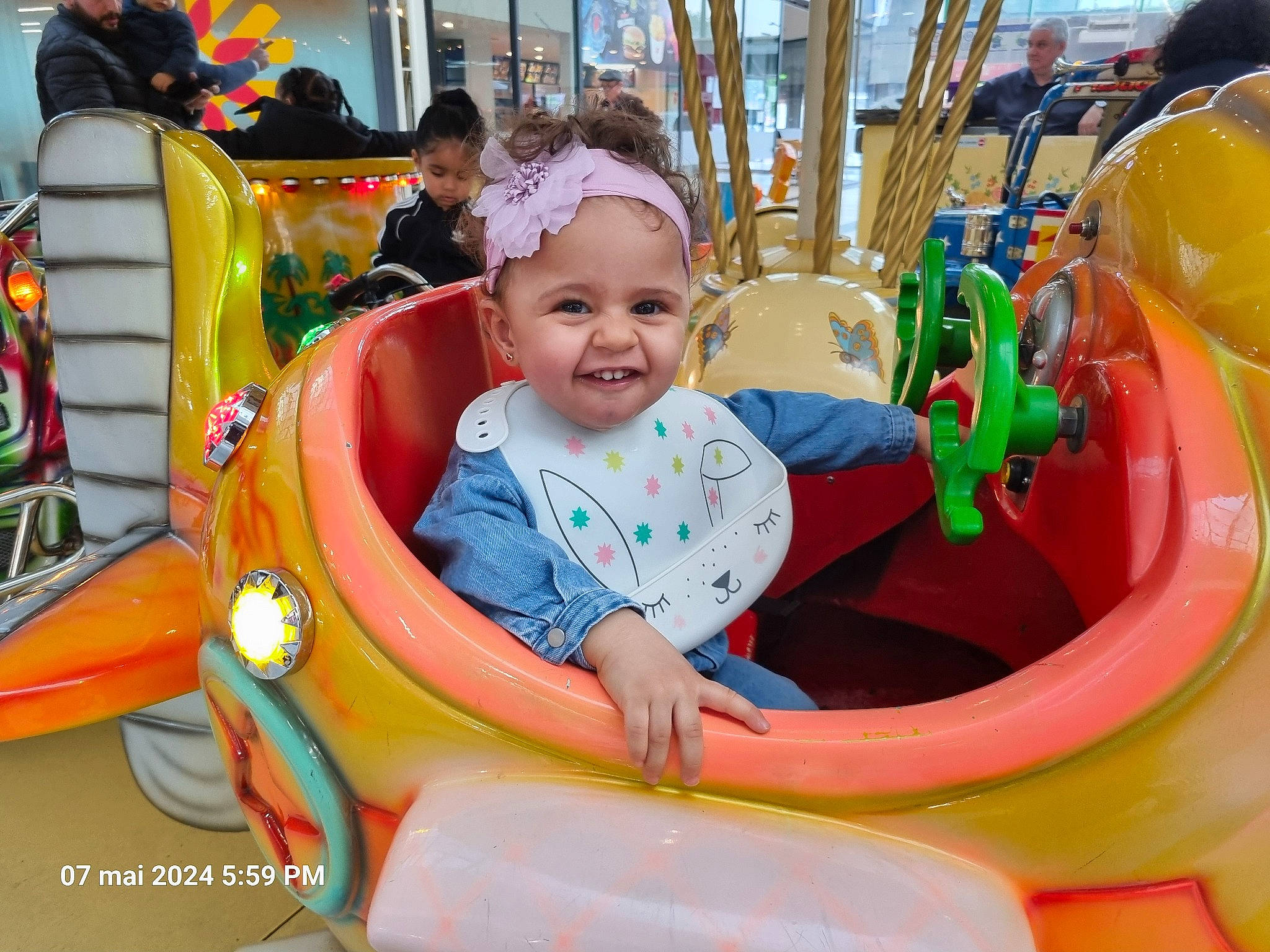 Baya a rejoint le concours — aidez-le/la à gagner de superbes lots ! amusement_park, amusement_ride, baby, baby_toddler_clothing, child, city, event, fun, happy, headwear, human_settlement, joy, leisure, motor_vehicle, outdoor_play_equipment, outdoor_recreation, person, playground, product, recreation