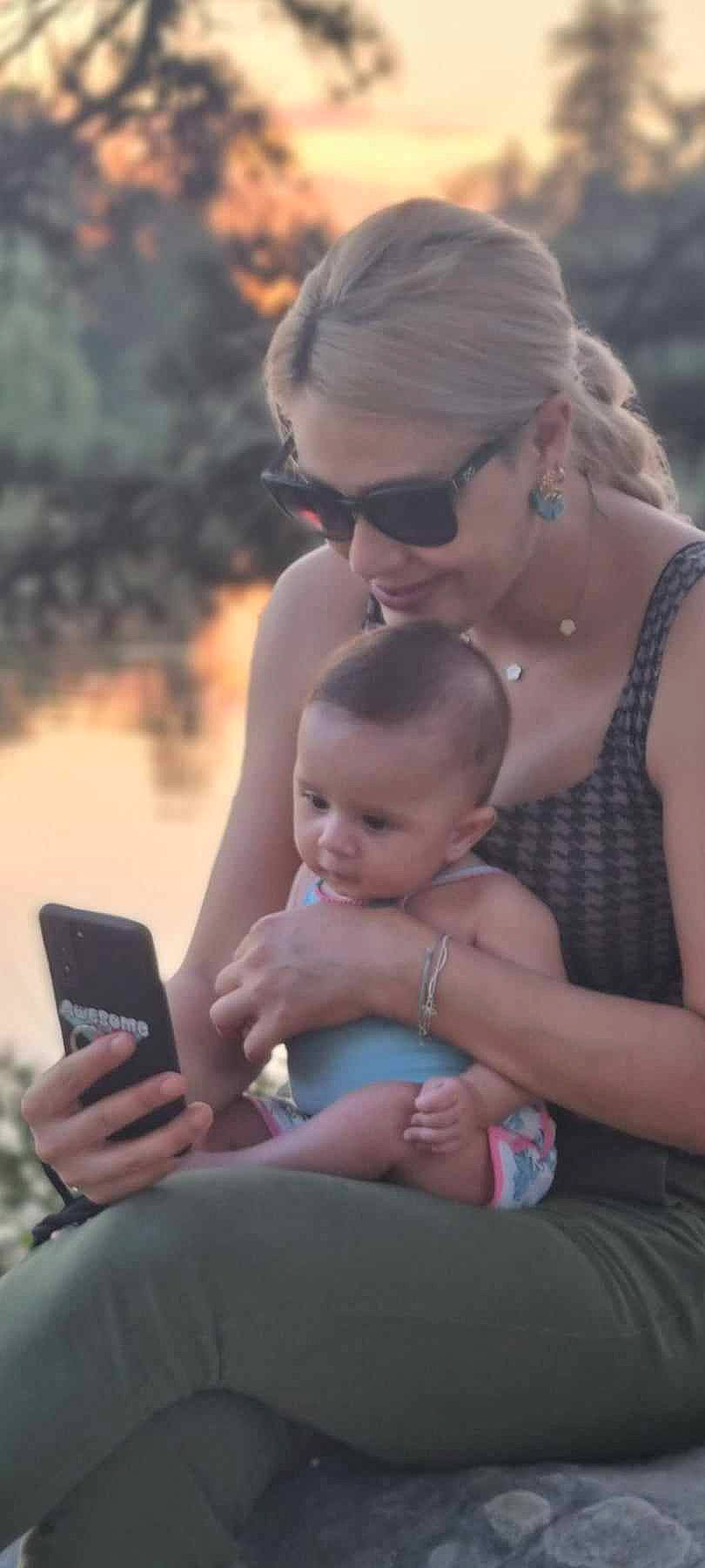 Baya participe au concours pour gagner de l'argent avec cette photo : baby, communication_device, event, eyewear, fun, glasses, goggles, grass, happy, leisure, mobile_phone, person, portable_communications_device, recreation, skin, smile, sunglasses, thigh, toddler, trunk