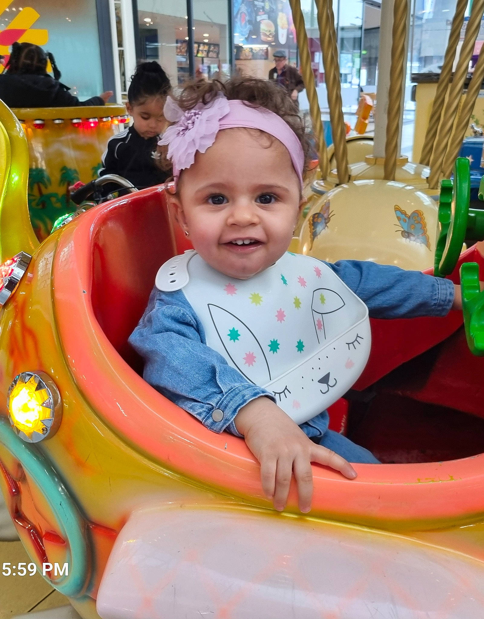 Baya participe au concours pour gagner de l'argent avec cette photo : amusement_ride, baby, baby_toddler_clothing, child, city, fun, green, happy, headwear, human_settlement, joy, leisure, outdoor_play_equipment, outdoor_recreation, person, playground, product, public_space, recreation, smile