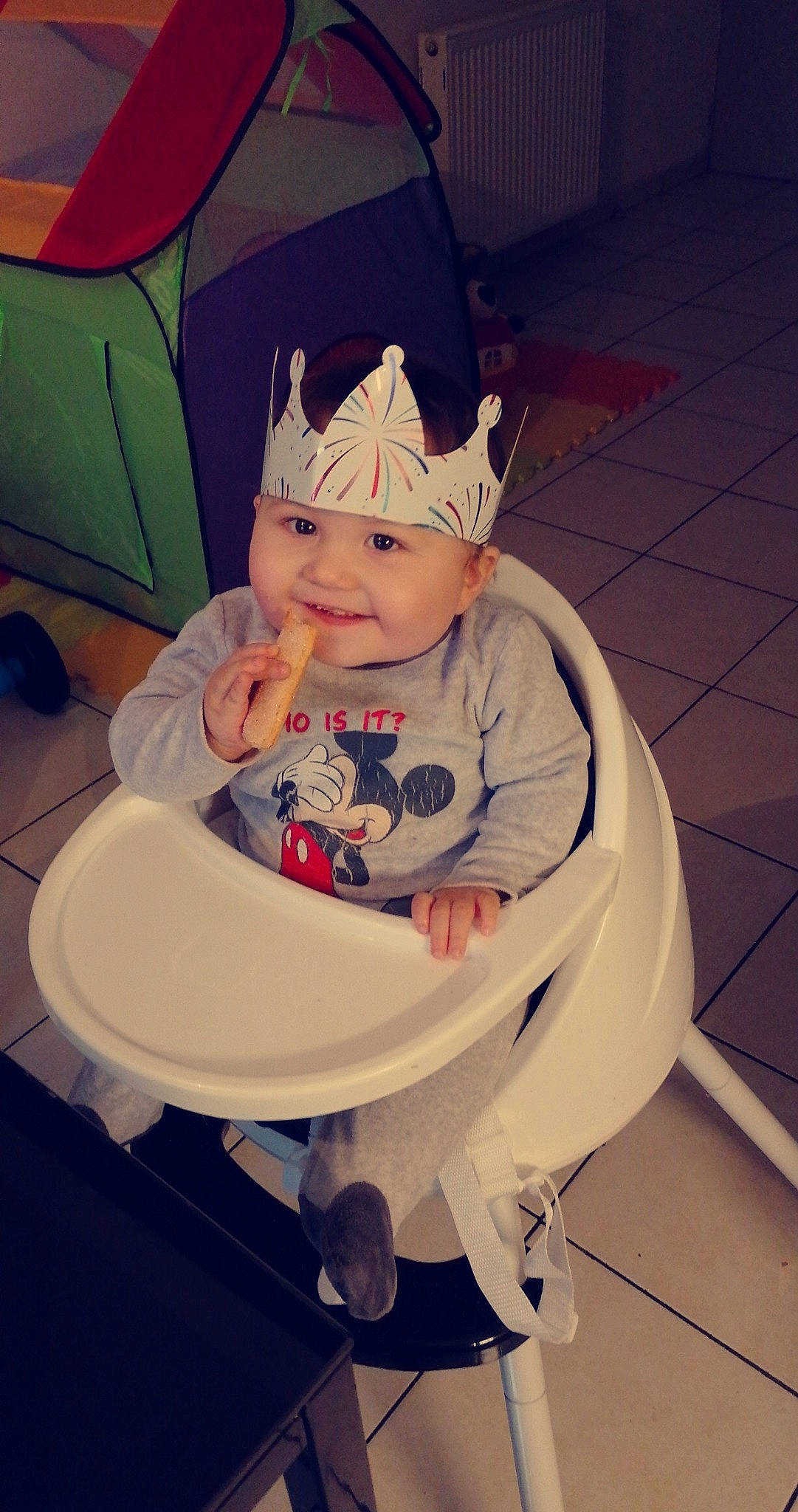 Fahel participe au concours pour gagner de l'argent avec cette photo : baby, baby_carriage, baby_products, baby_toddler_clothing, cap, chair, child, comfort, cool, costume_hat, fashion_accessory, fun, happy, headwear, human_body, joy, lap, person, purple, shoe