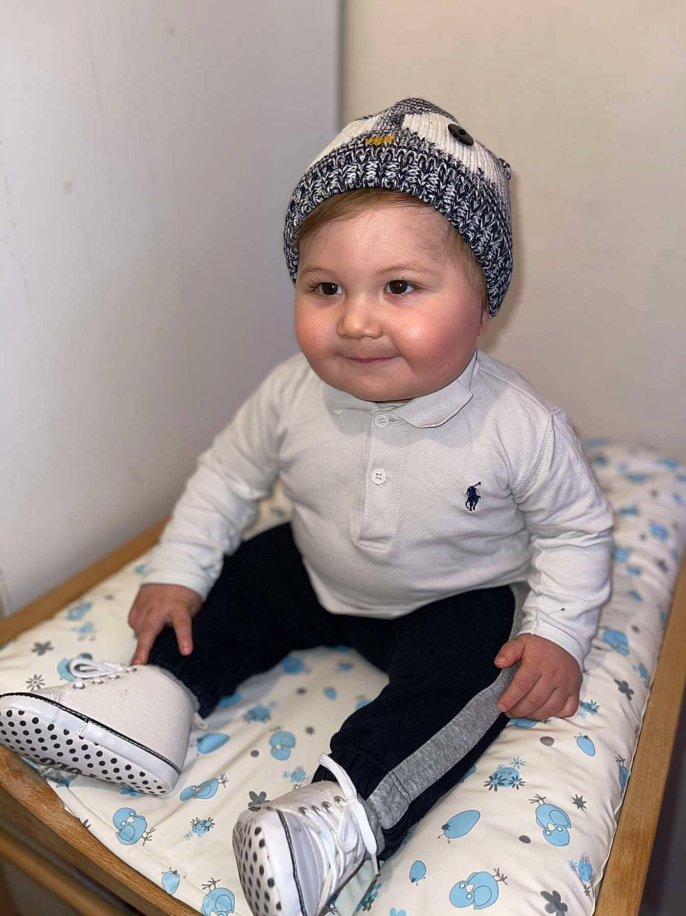 Fahel a rejoint le concours — aidez-le/la à gagner de superbes lots ! baby, baby_toddler_clothing, cap, child, comfort, cool, electric_blue, eye, fashion_accessory, happy, hat, headband, headpiece, headwear, knee, pattern, person, personal_protective_equipment, sitting, sleeve