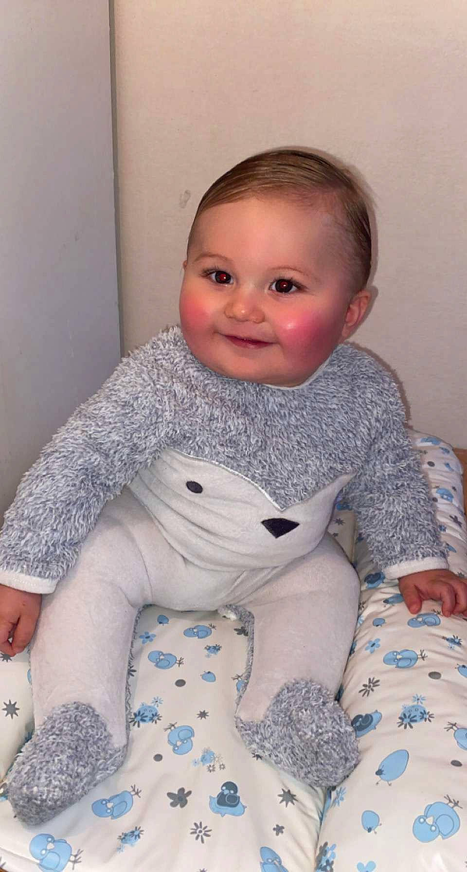 Fahel participe au concours pour gagner de l'argent avec cette photo : baby_toddler_clothing, cheek, comfort, face, facial_expression, hairstyle, hand, head, human_body, joint, joy, leg, lip, neck, nose, person, shoulder, skin, sleeve, smile
