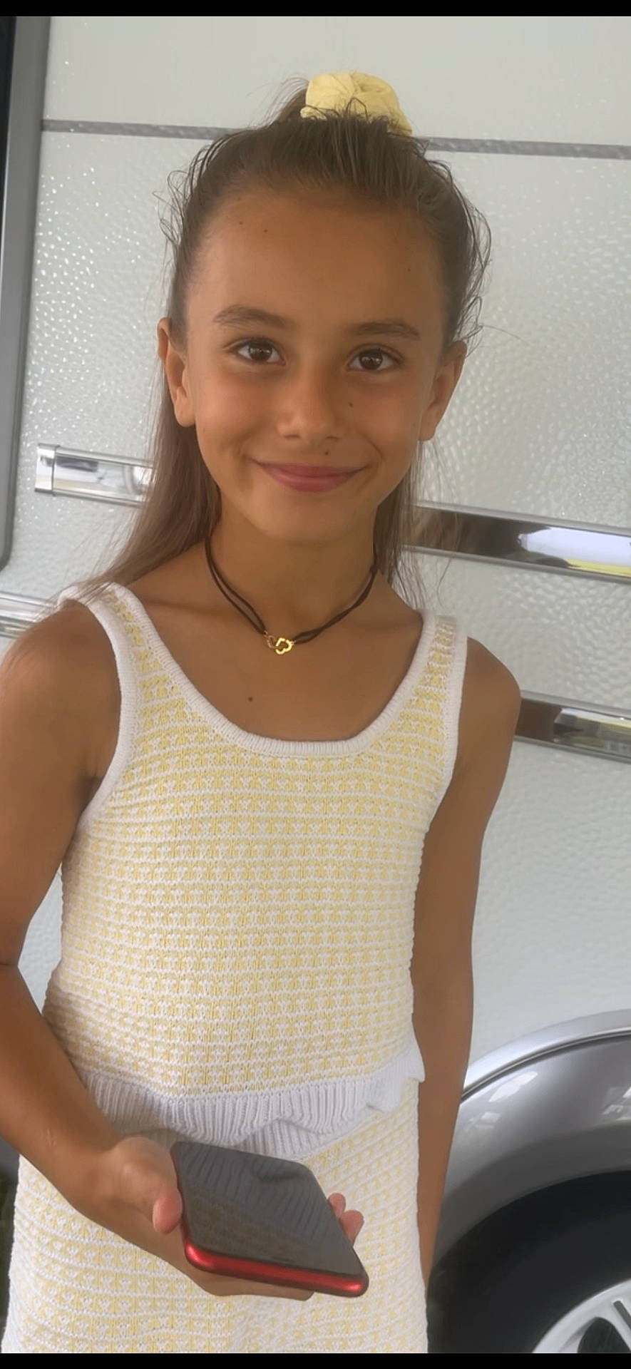 Axelle participe au concours pour gagner de l'argent avec cette photo : alloywheel, car, carwheel, child, clothing, dress, eveningdress, face, female, formalwear, girl, happy, head, machine, person, spoke, tire, transportation, vehicle, wheel