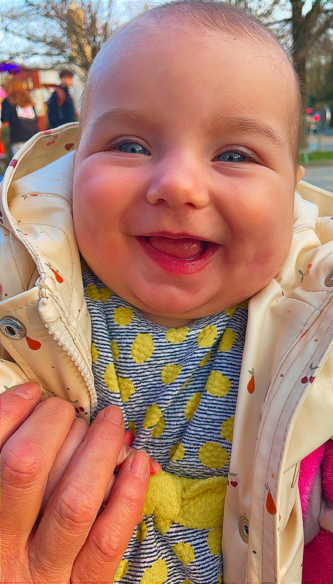 Louna a rejoint le concours — aidez-le/la à gagner de superbes lots ! baby, baby_toddler_clothing, cheek, child, chin, finger, fun, gesture, happy, iris, joy, leaf, lip, mouth, nose, person, pink, product, skin, smile