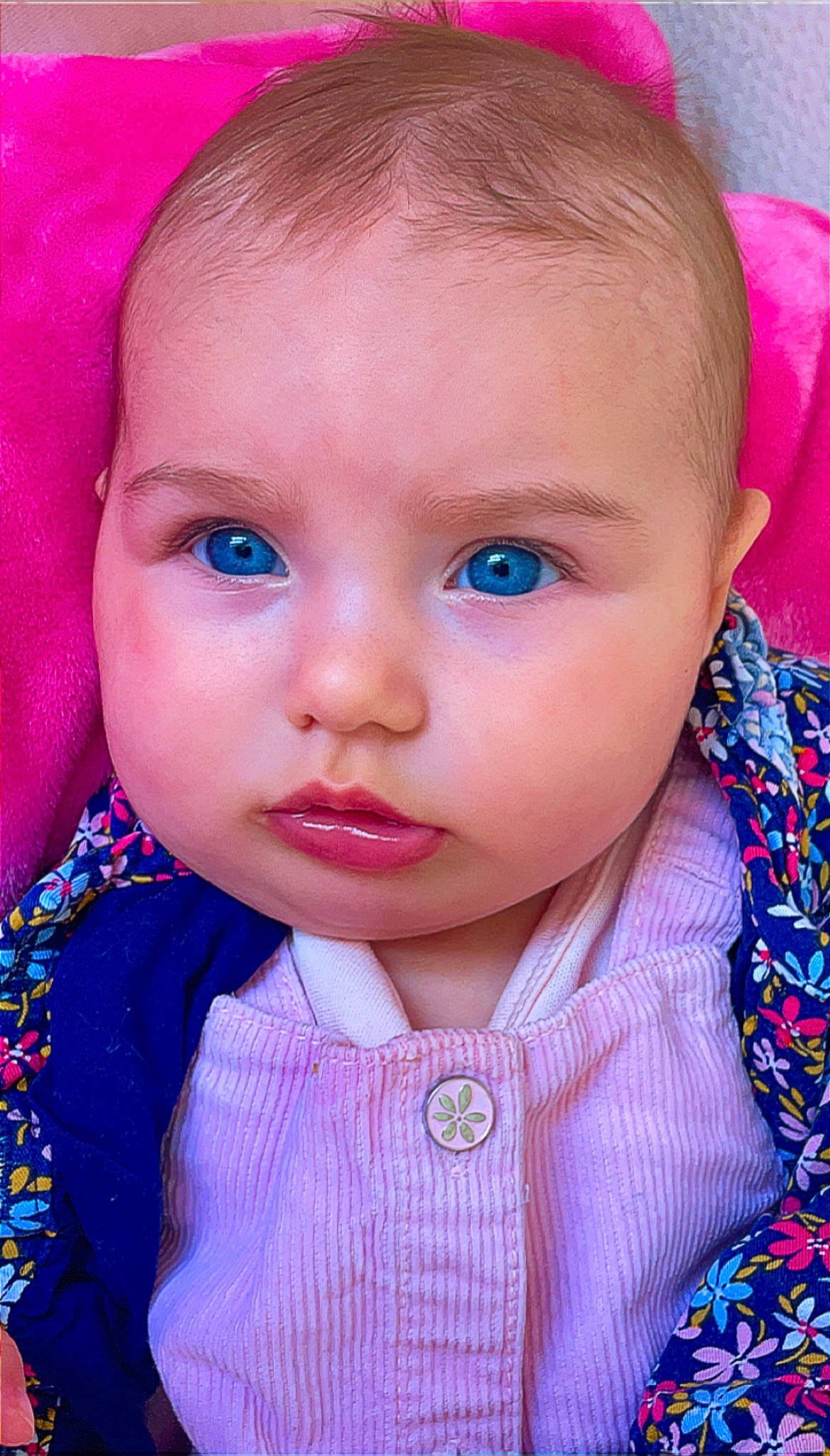 Louna a rejoint le concours — aidez-le/la à gagner de superbes lots ! baby_toddler_clothing, blue, cheek, chin, eyebrow, eyelash, facial_expression, forehead, hairstyle, human, iris, lip, mouth, nose, person, pink, purple, skin, sleeve, toddler