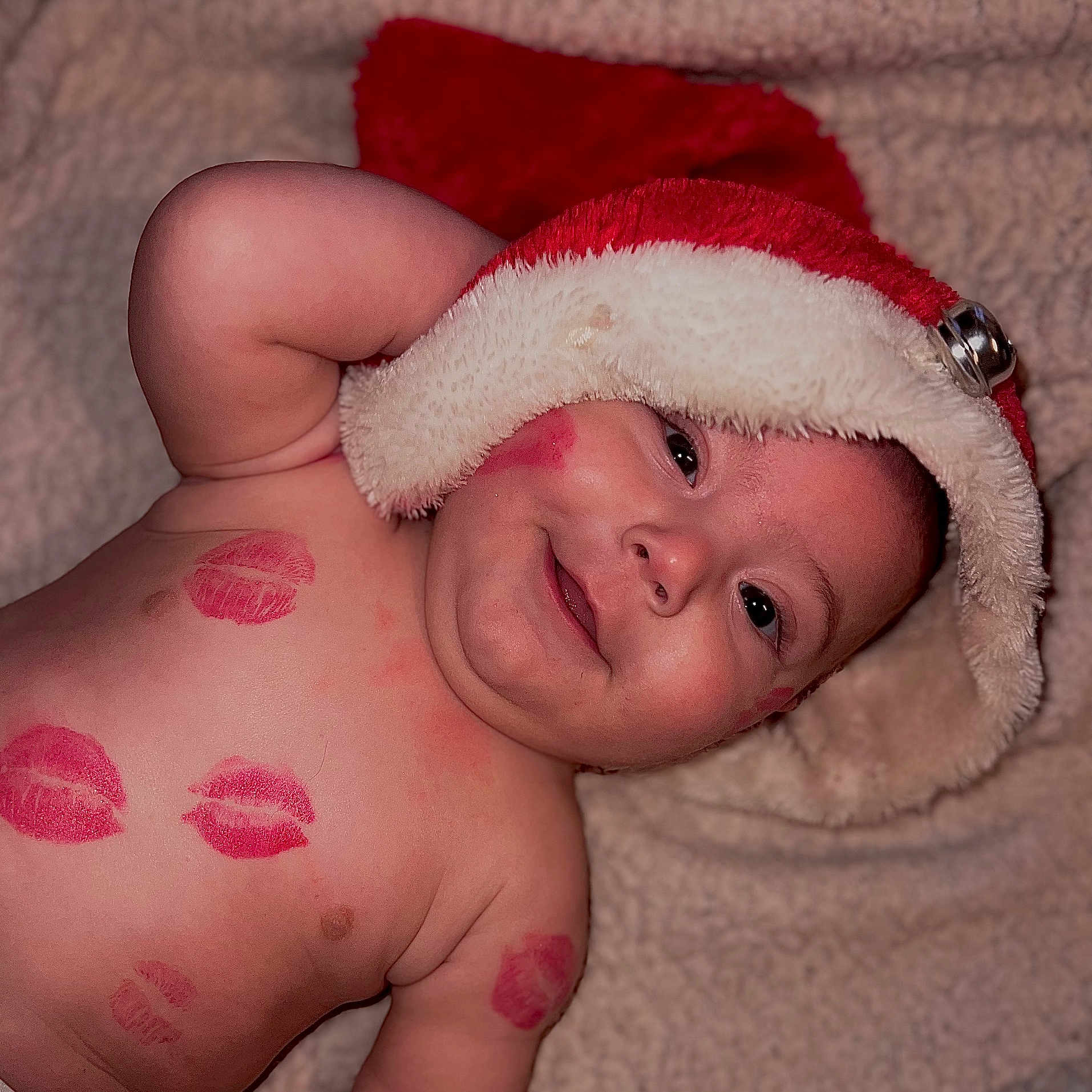 Owenn a rejoint le concours — aidez-le/la à gagner de superbes lots ! baby, bodypart, bonnet, cap, clothing, cosmetics, face, finger, hand, happy, hat, head, lipstick, newborn, person, photography, portrait, skin, tattoo, towel