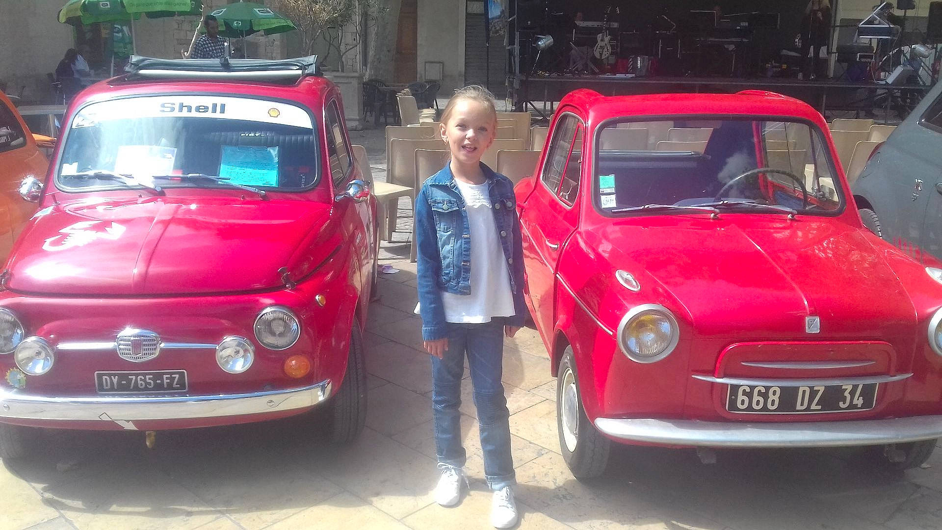 Stella a rejoint le concours — aidez-le/la à gagner de superbes lots ! antique_car, car, city_car, classic, classic_car, compact_car, fiat_, joy, mode_of_transport, motor_vehicle, person, subcompact_car, vehicle, vintage_car