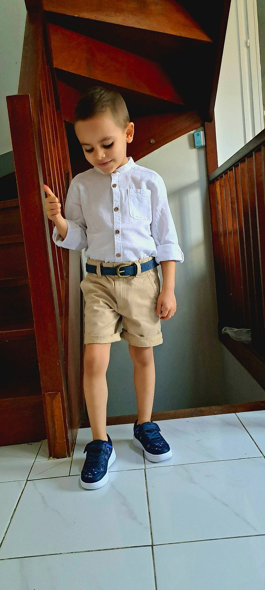 Ziad a rejoint le concours — aidez-le/la à gagner de superbes lots ! bermuda_shorts, collar, denim, door, dress_shirt, elbow, electric_blue, joint, knee, leg, person, shoe, shorts, sleeve, sneakers, standing, t_shirt, thigh, waist, white