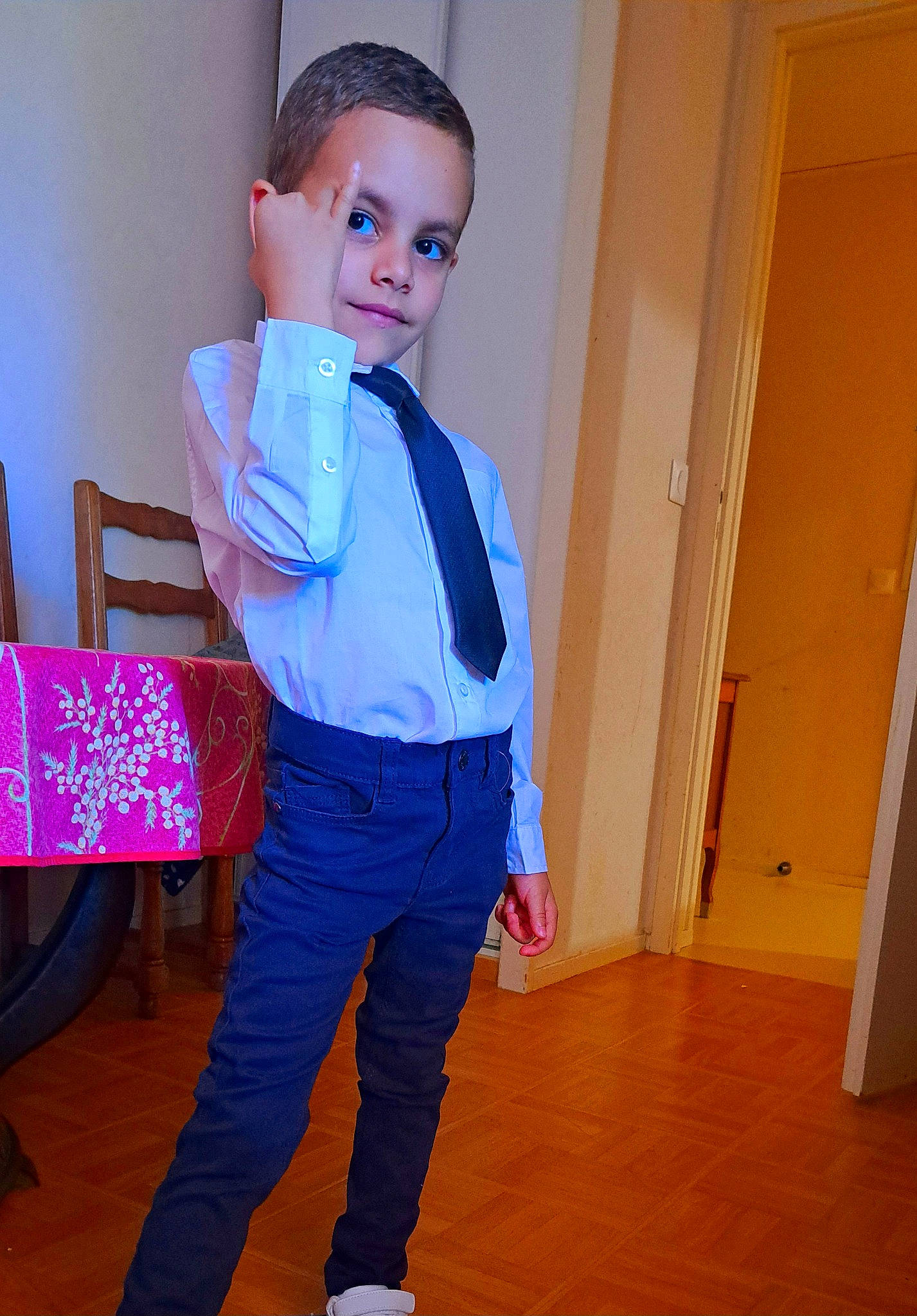 Ziad a rejoint le concours — aidez-le/la à gagner de superbes lots ! baby_toddler_clothing, chair, child, denim, electric_blue, event, fashion_accessory, flooring, formal_wear, fun, happy, hardwood, neck, person, shoulder, sleeve, standing, t_shirt, toddler, trunk