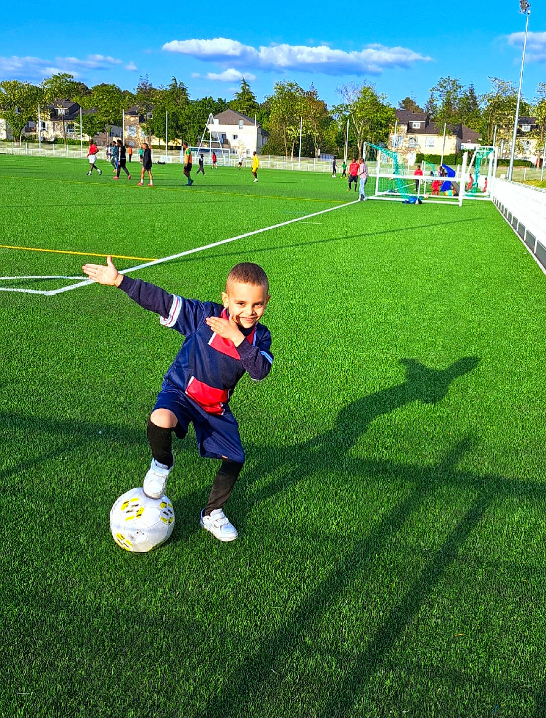Ziad participe au concours pour gagner de l'argent avec cette photo : ball, ball_game, cloud, competition_event, flooring, football, football_player, grass, grass_family, joy, leisure, people_in_nature, person, player, playing_sports, sky, soccer, soccer_ball, sports, sports_equipment