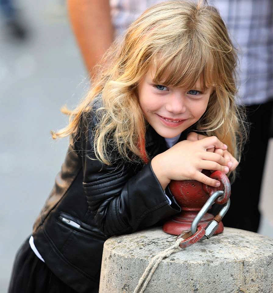 Lana participe au concours pour gagner de l'argent avec cette photo : bangs, beauty, blond, brown_hair, feathered_hair, hair, hair_coloring, hairstyle, joy, layered_hair, leather, long_hair, model, person, photo_shoot, photography, sitting, street_fashion
