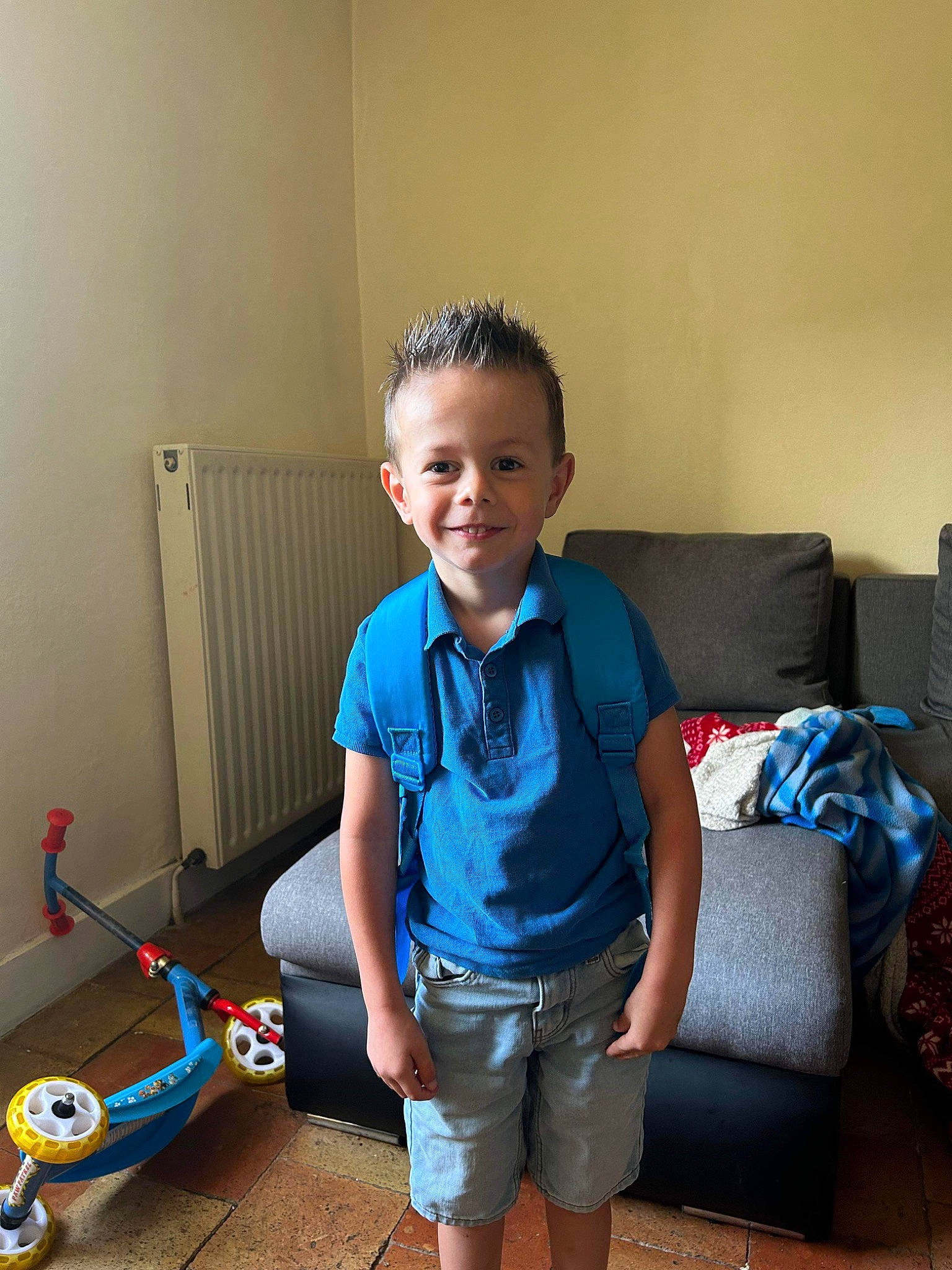 Noah a rejoint le concours — aidez-le/la à gagner de superbes lots ! child, couch, electric_blue, flooring, fun, happy, joy, leisure, person, power_tool, room, shorts, sitting, smile, t_shirt, tire, toddler, tool, toy, toy_vehicle