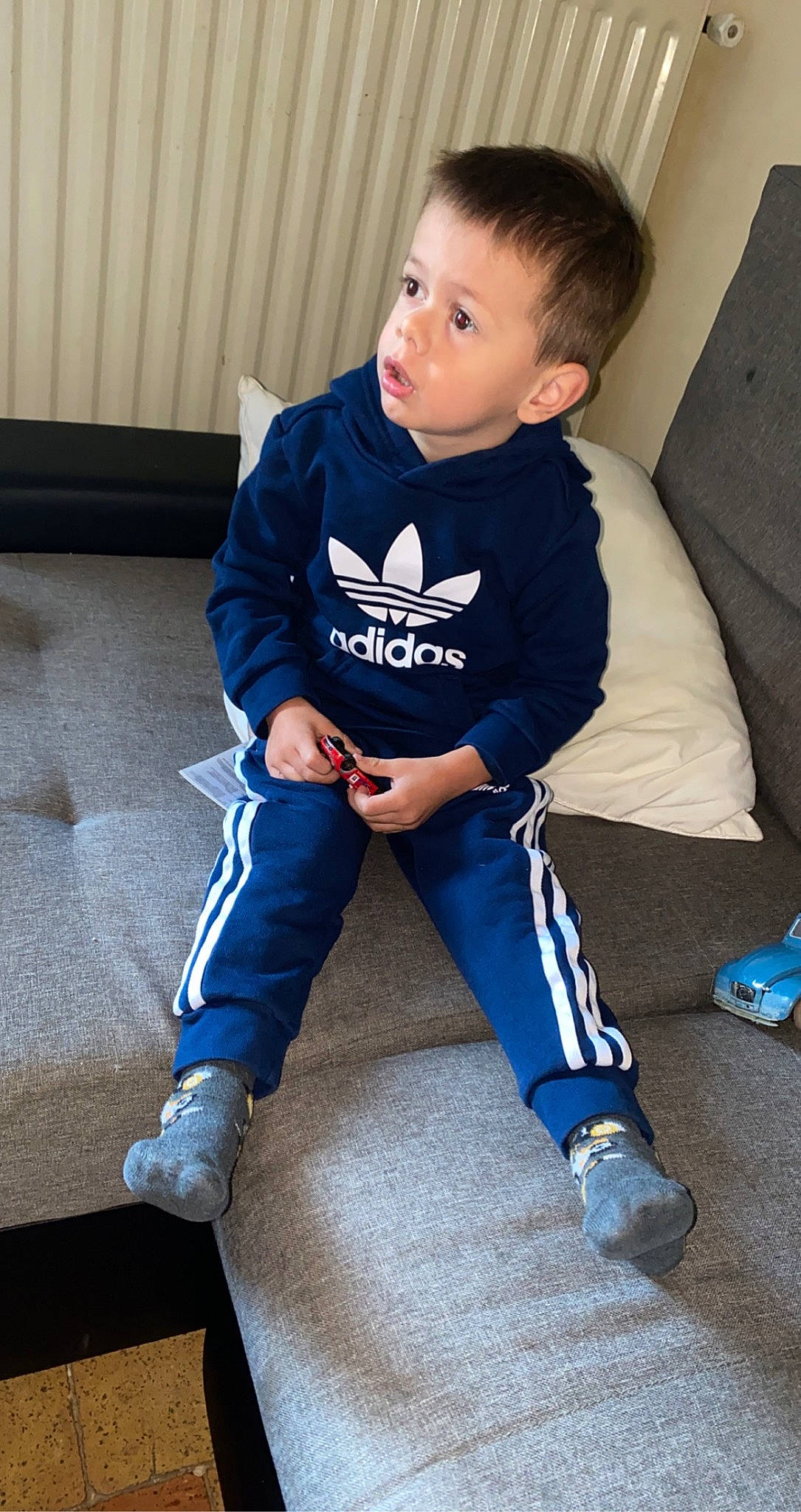 Noah participe au concours pour gagner de l'argent avec cette photo : baby_toddler_clothing, denim, elbow, electric_blue, eye, face, flash_photography, flooring, foot, hair, human_leg, knee, leg, person, sleeve, sock, sportswear, surprise, t_shirt, thigh