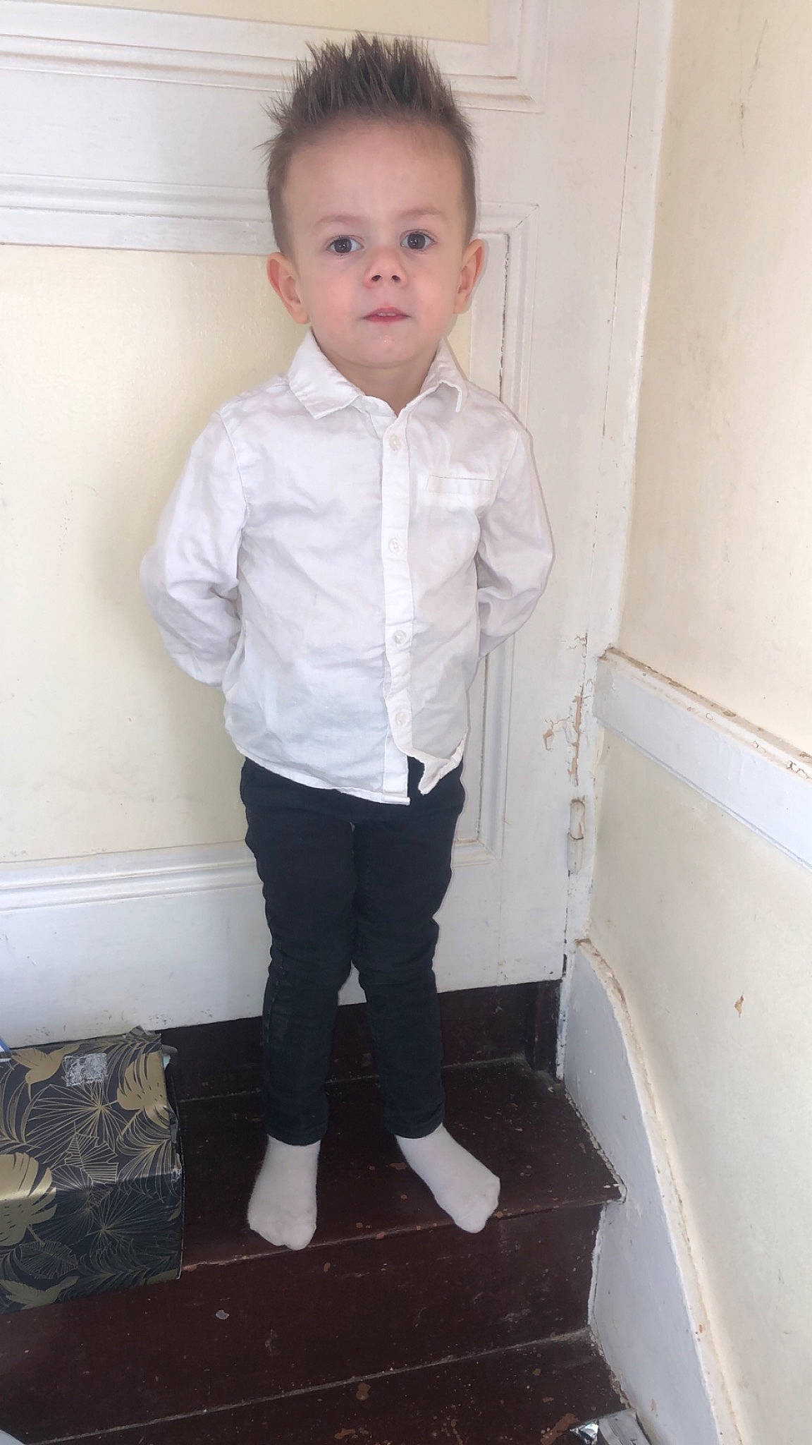 Noah participe au concours pour gagner de l'argent avec cette photo : baby, baby_toddler_clothing, child, collar, denim, dress_shirt, flooring, formal_wear, knee, leg, pattern, person, plaster, room, sleeve, t_shirt, tie, toddler, top, waist