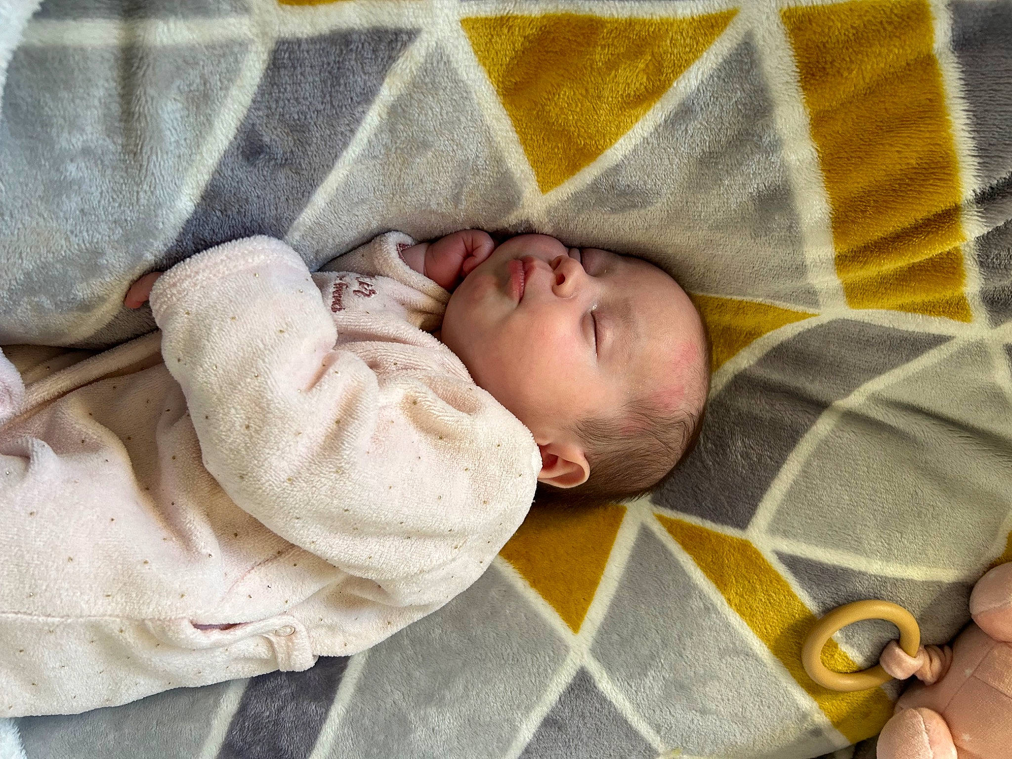 Eva a rejoint le concours — aidez-le/la à gagner de superbes lots ! baby, baby_products, baby_safety, baby_sleeping, baby_toddler_clothing, bedding, bedtime, blanket, child, comfort, face, head, linens, nap, pattern, person, room, sleep, sleeve, toddler