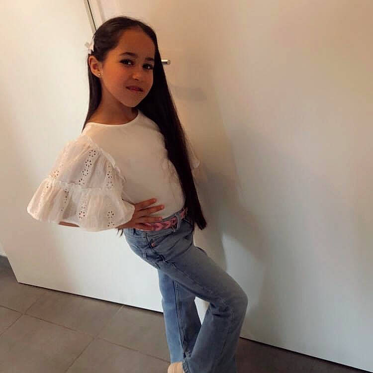 Chayma participe au concours pour gagner de l'argent avec cette photo : abdomen, black_hair, elbow, eyelash, fashion_design, flash_photography, flooring, human_body, jeans, joint, knee, leg, neck, person, shoulder, sleeve, textile, thigh, trunk, waist