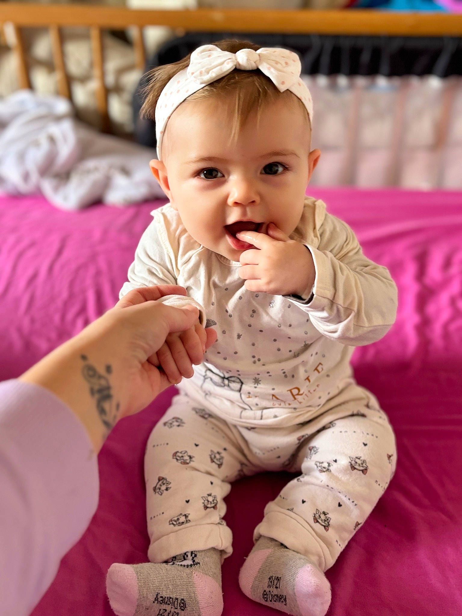 Chelsy a rejoint le concours — aidez-le/la à gagner de superbes lots ! abdomen, baby, baby_toddler_clothing, cheek, comfort, eye, eyelash, finger, foot, happy, head, human_leg, knee, lip, person, pink, skin, sleeve, smile, thigh