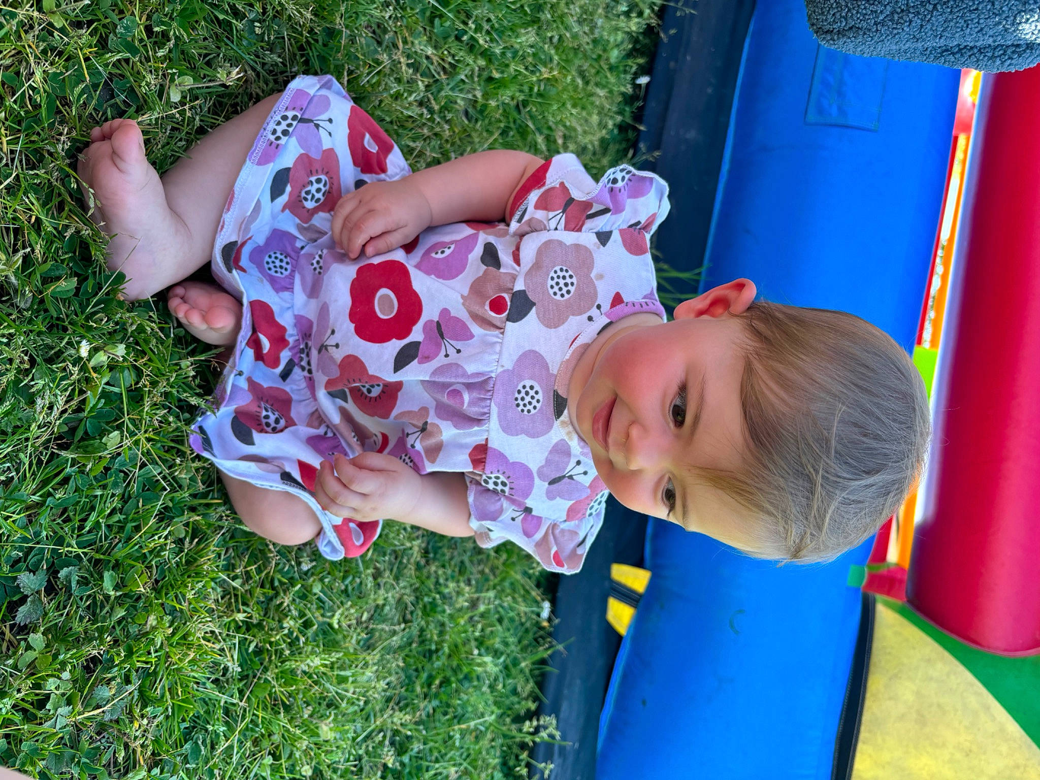 Chelsy a rejoint le concours — aidez-le/la à gagner de superbes lots ! baby, baby_toddler_clothing, child, chute, city, electric_blue, fun, grass, happy, hat, joy, leisure, outdoor_play_equipment, pattern, people_in_nature, person, play, playground, recreation, smile