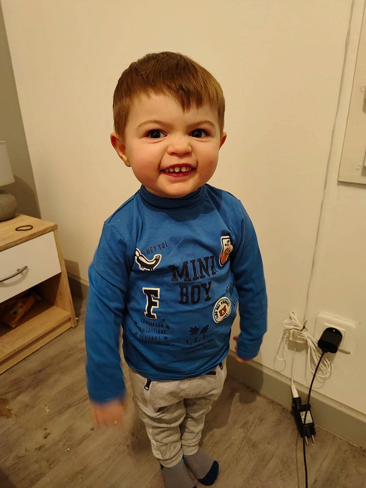 Aaron participe au concours pour gagner de l'argent avec cette photo : baby, baby_toddler_clothing, cheek, child, chin, clothing, electric_blue, flooring, hairstyle, happy, iris, neck, nose, person, sleeve, smile, standing, t_shirt, toddler, trunk