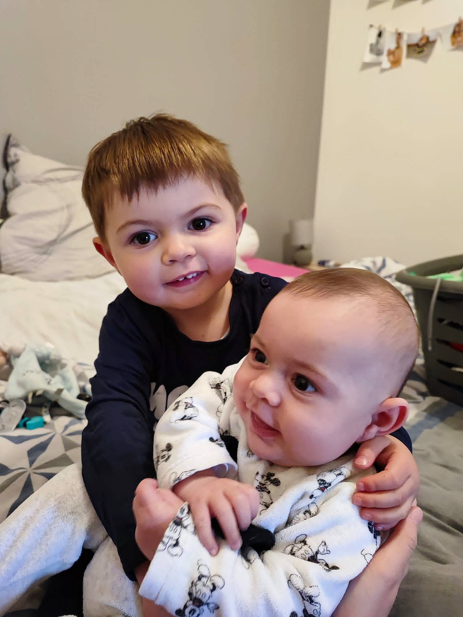 Sawyer a rejoint le concours — aidez-le/la à gagner de superbes lots ! baby, baby_toddler_clothing, cheek, child, comfort, event, face, flooring, fun, hairstyle, happy, head, iris, joy, person, room, sitting, skin, smile, t_shirt